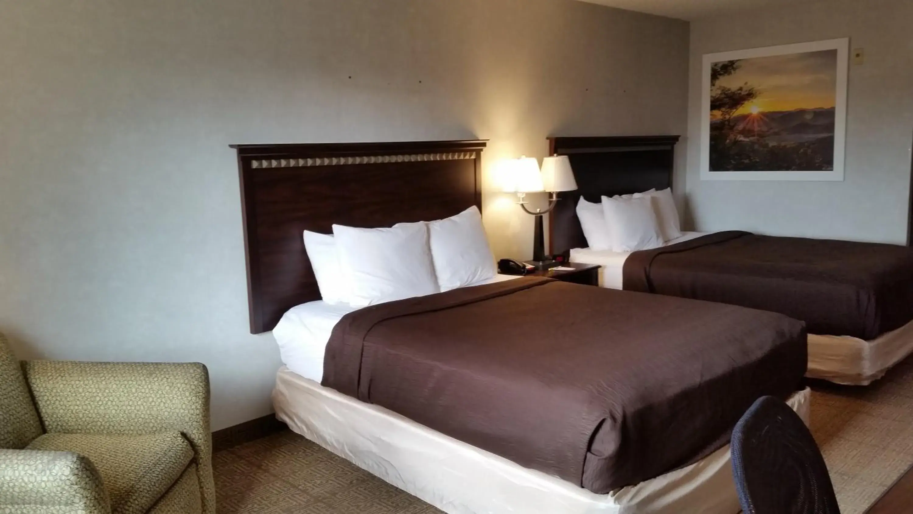 Deluxe Queen Room with Two Queen Beds - Non-Smoking in Days Inn & Suites by Wyndham Vancouver Deluxe Queen Room with Two Queen Beds - Non-Smoking in Days Inn & Suites by Wyndham Vancouver