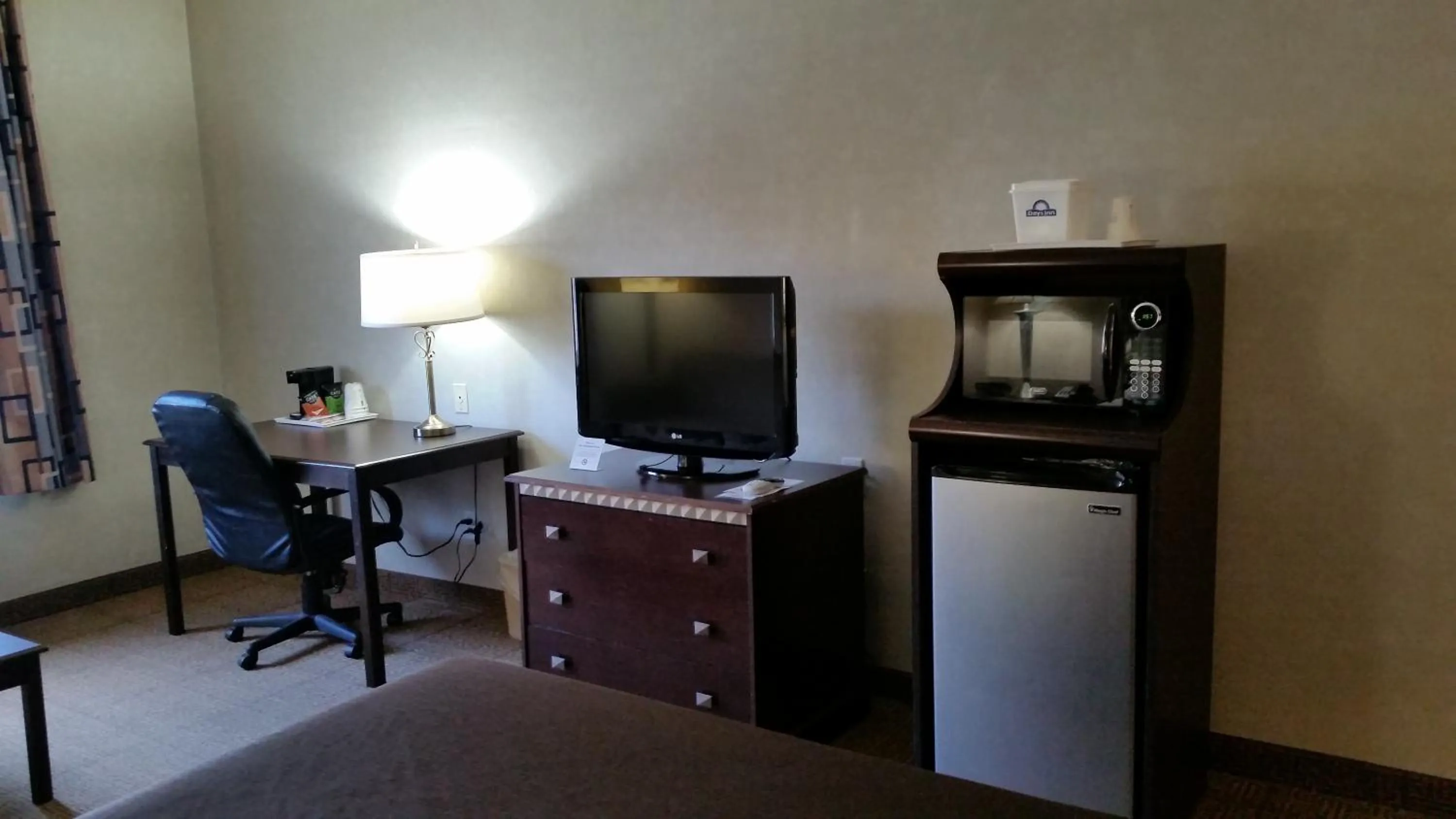 TV and multimedia in Days Inn & Suites by Wyndham Vancouver