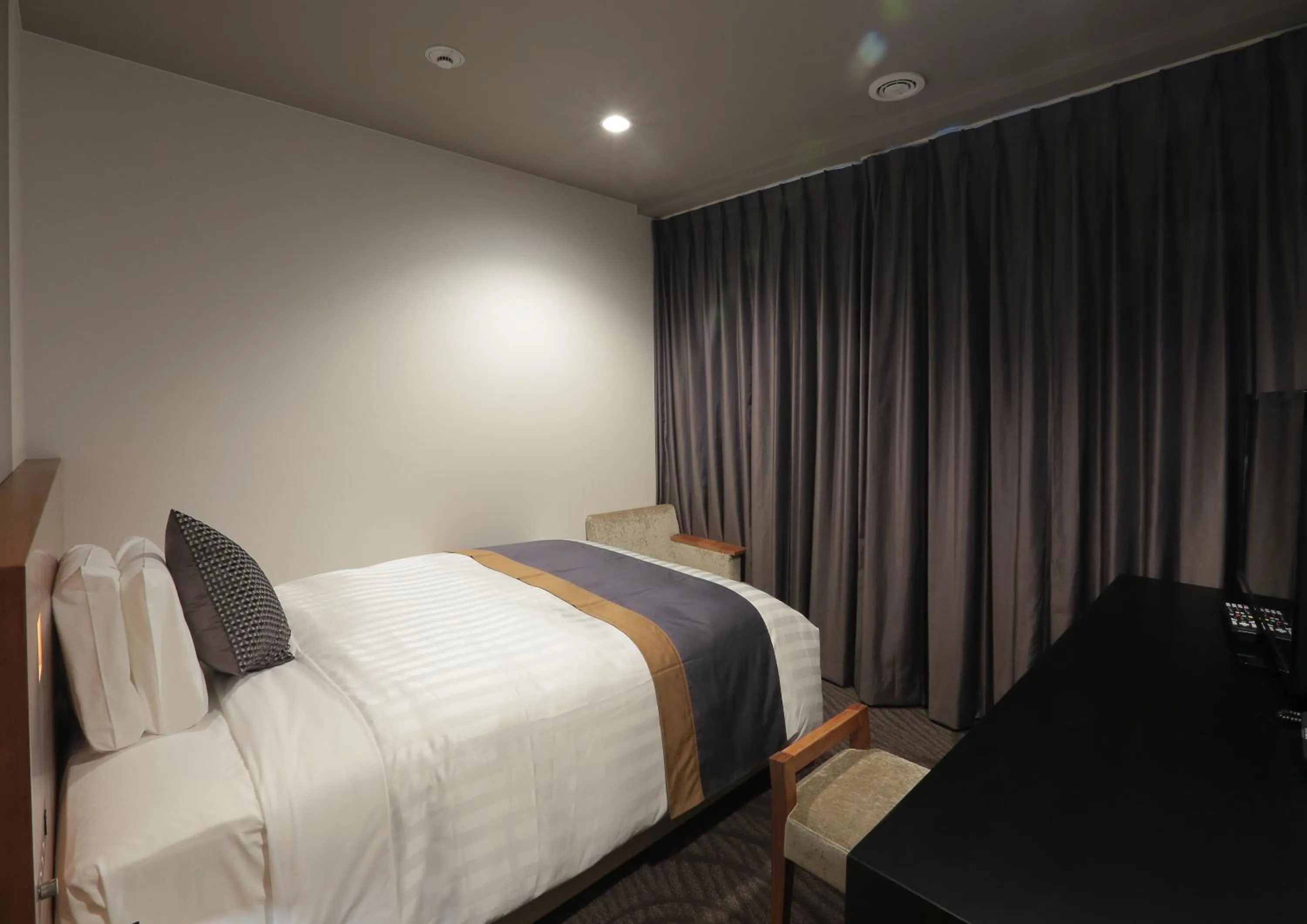 Bed in Kisarazu Washington Hotel