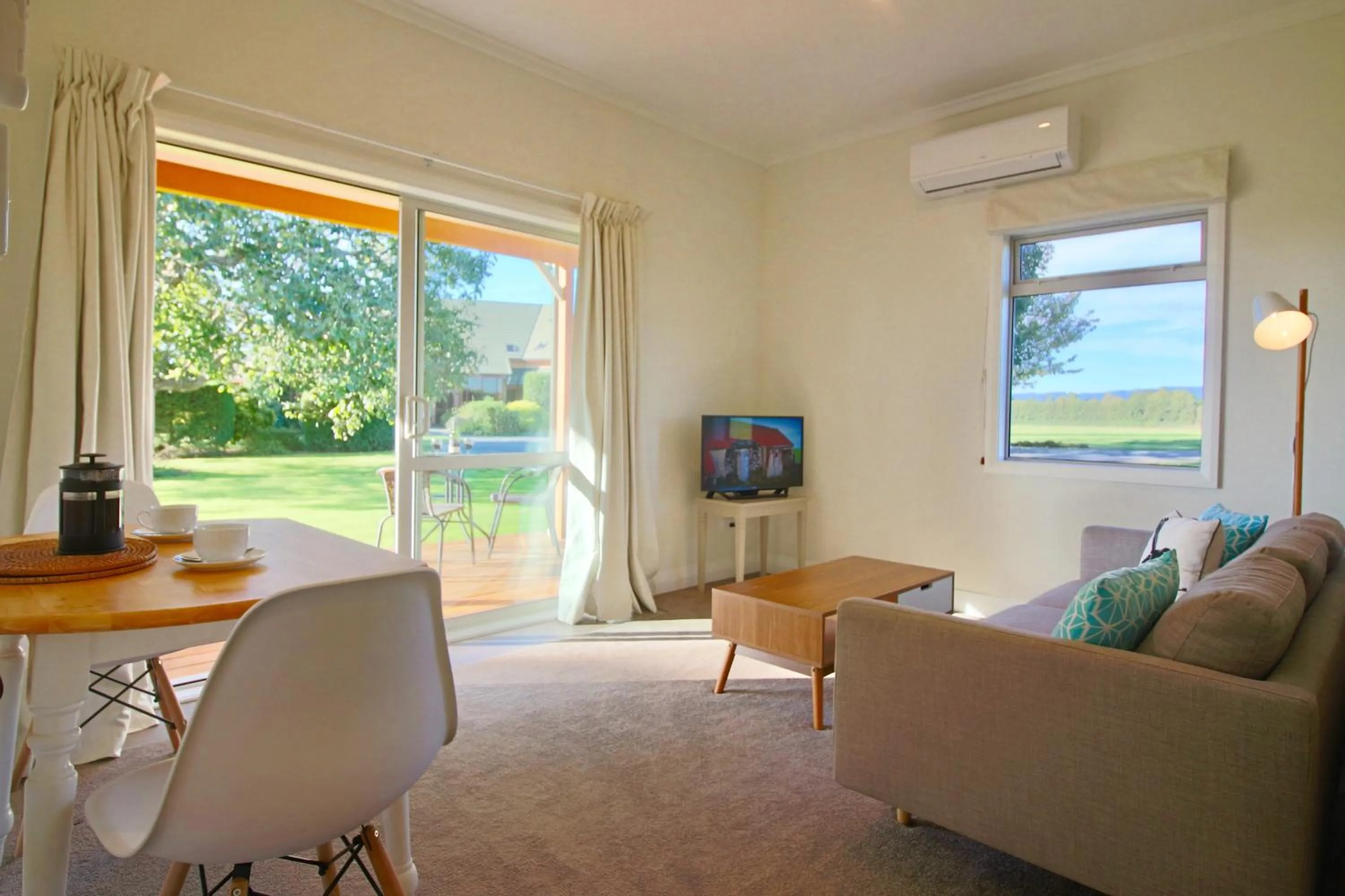 TV and multimedia in Walnut Lodge B&B