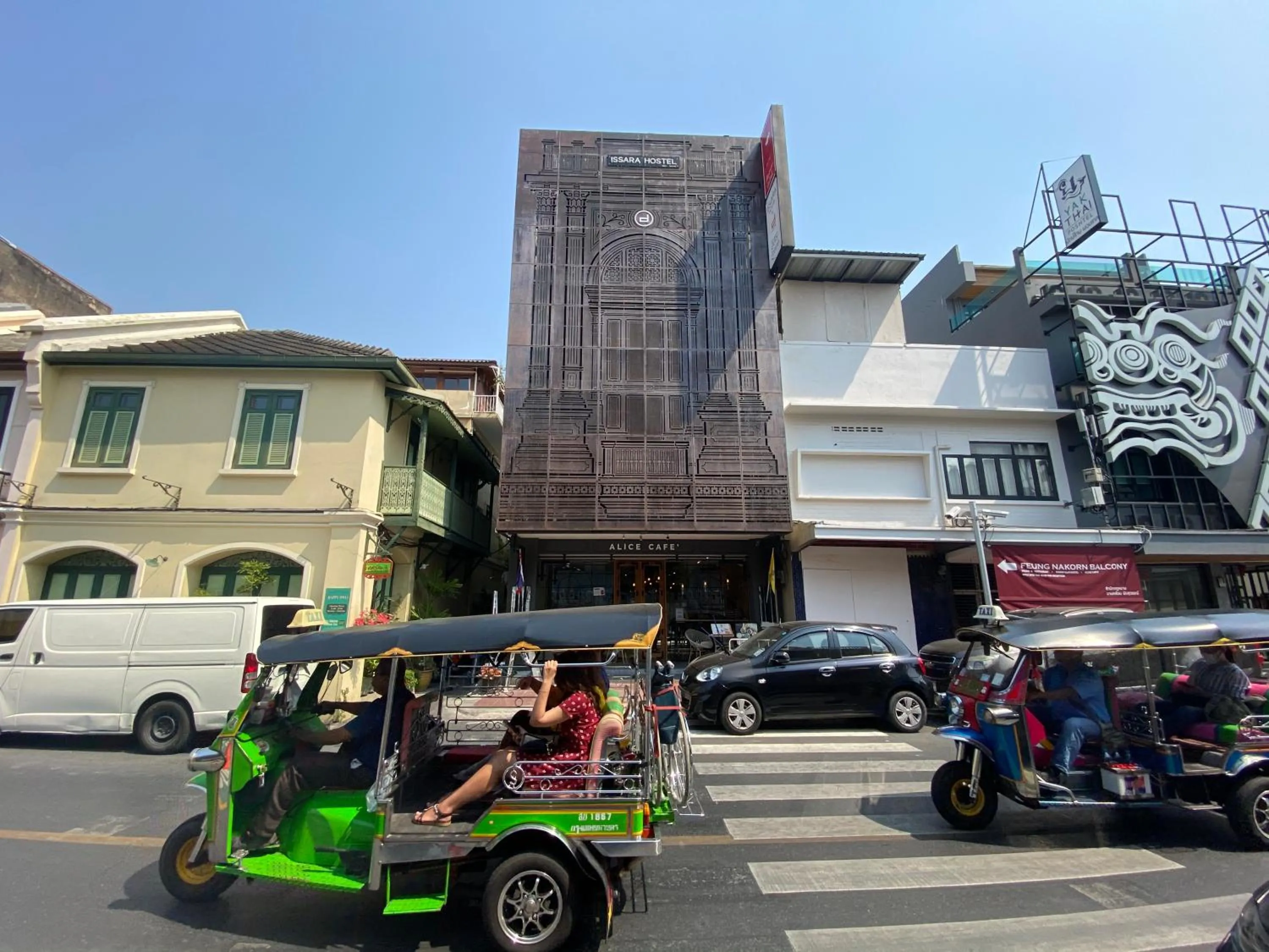 Property building in Issara by D Hostel