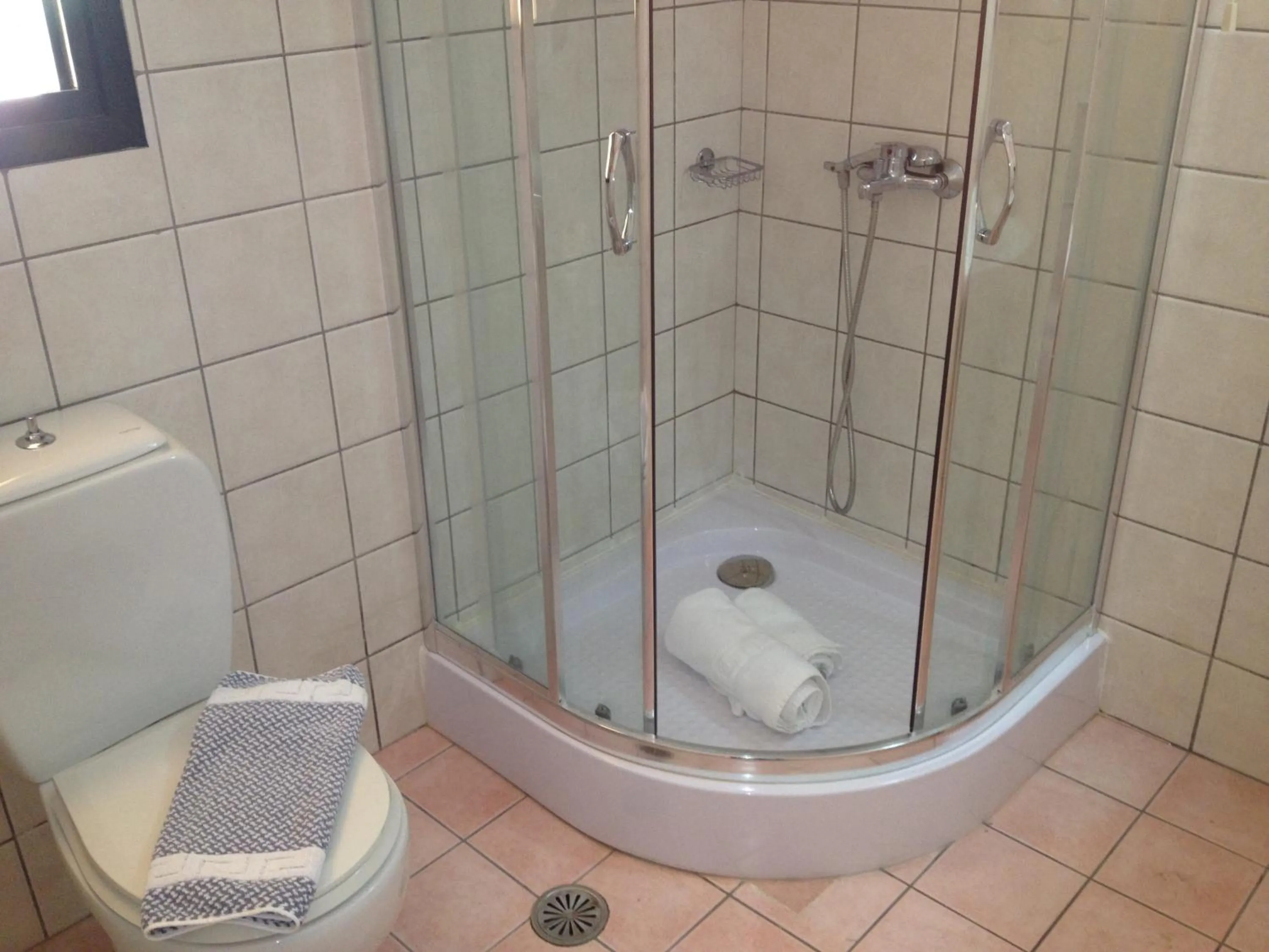 Shower in Eurohotel Katrin Suites