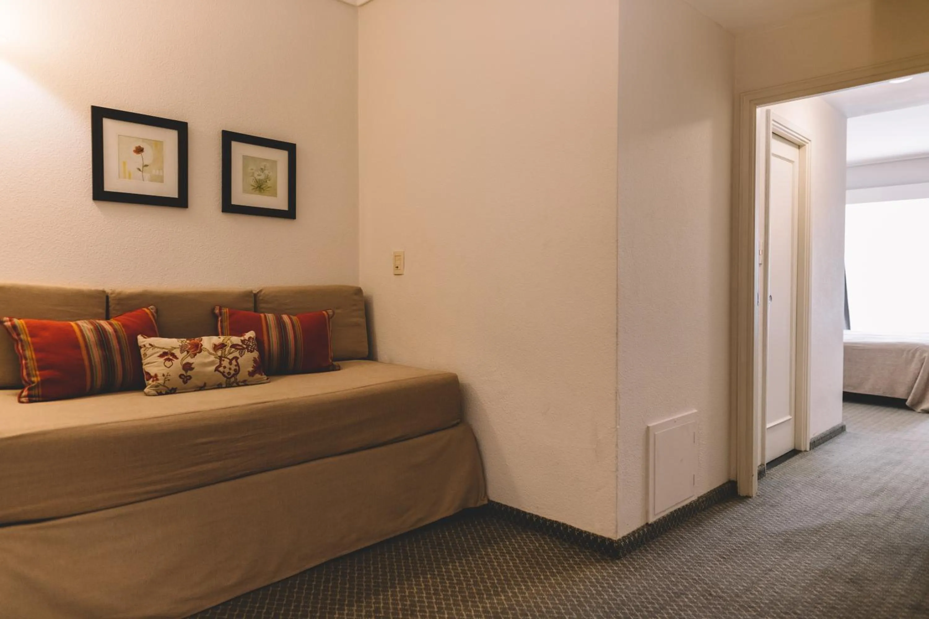 Living room, Bed in Hotel Dos Reyes