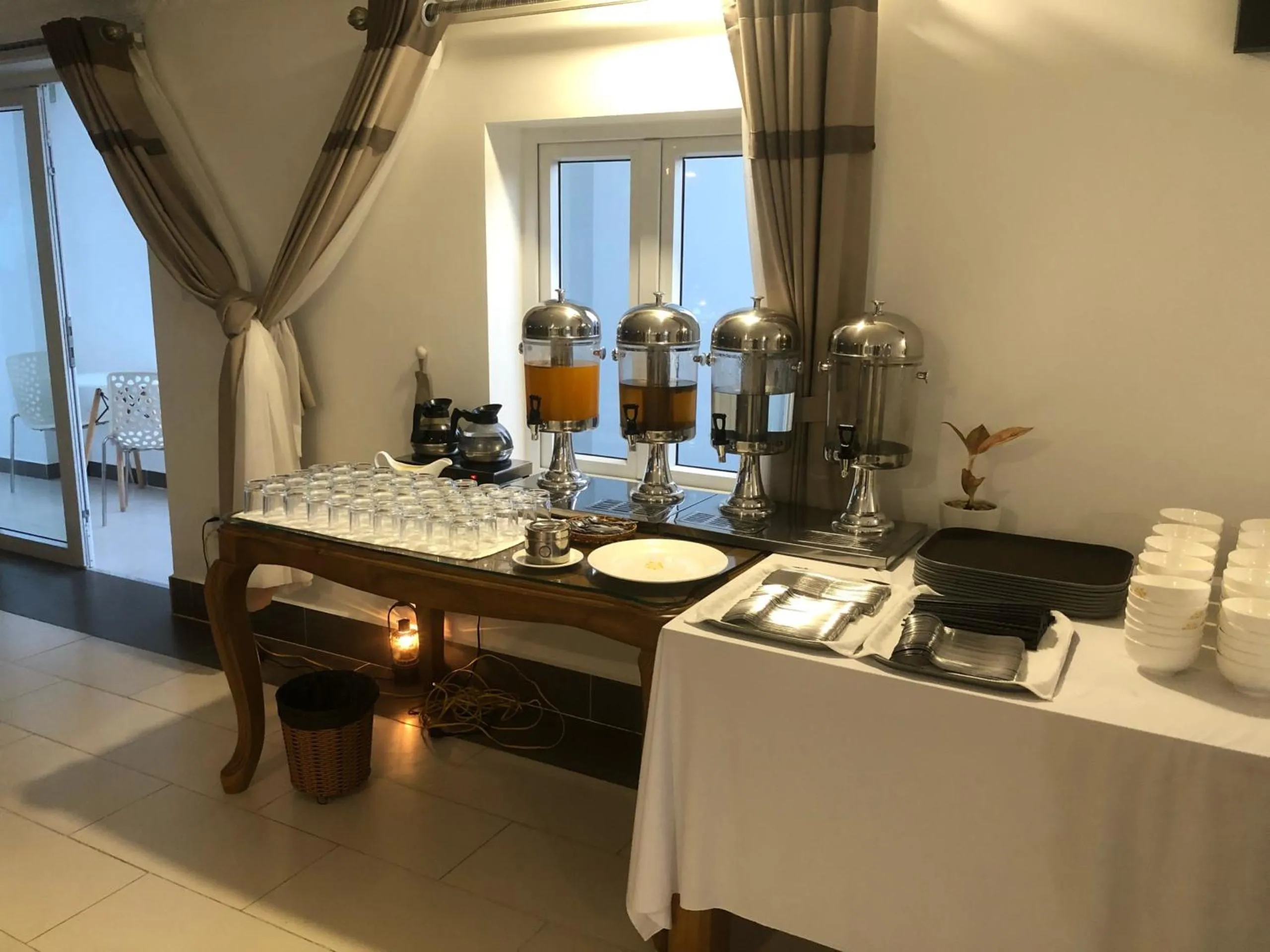 Restaurant/places to eat in Nice Life Hotel