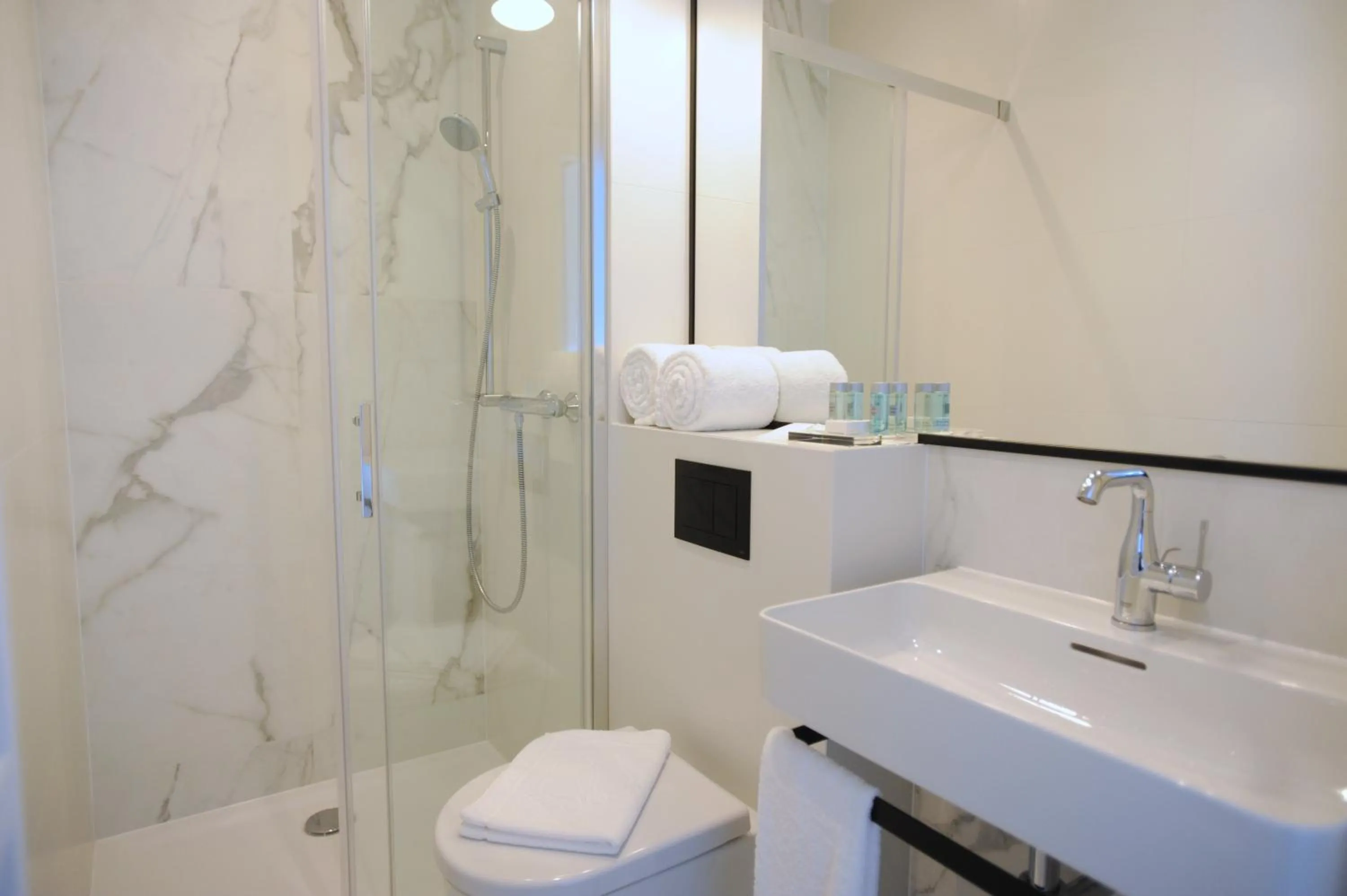 Shower in Hello Haffner