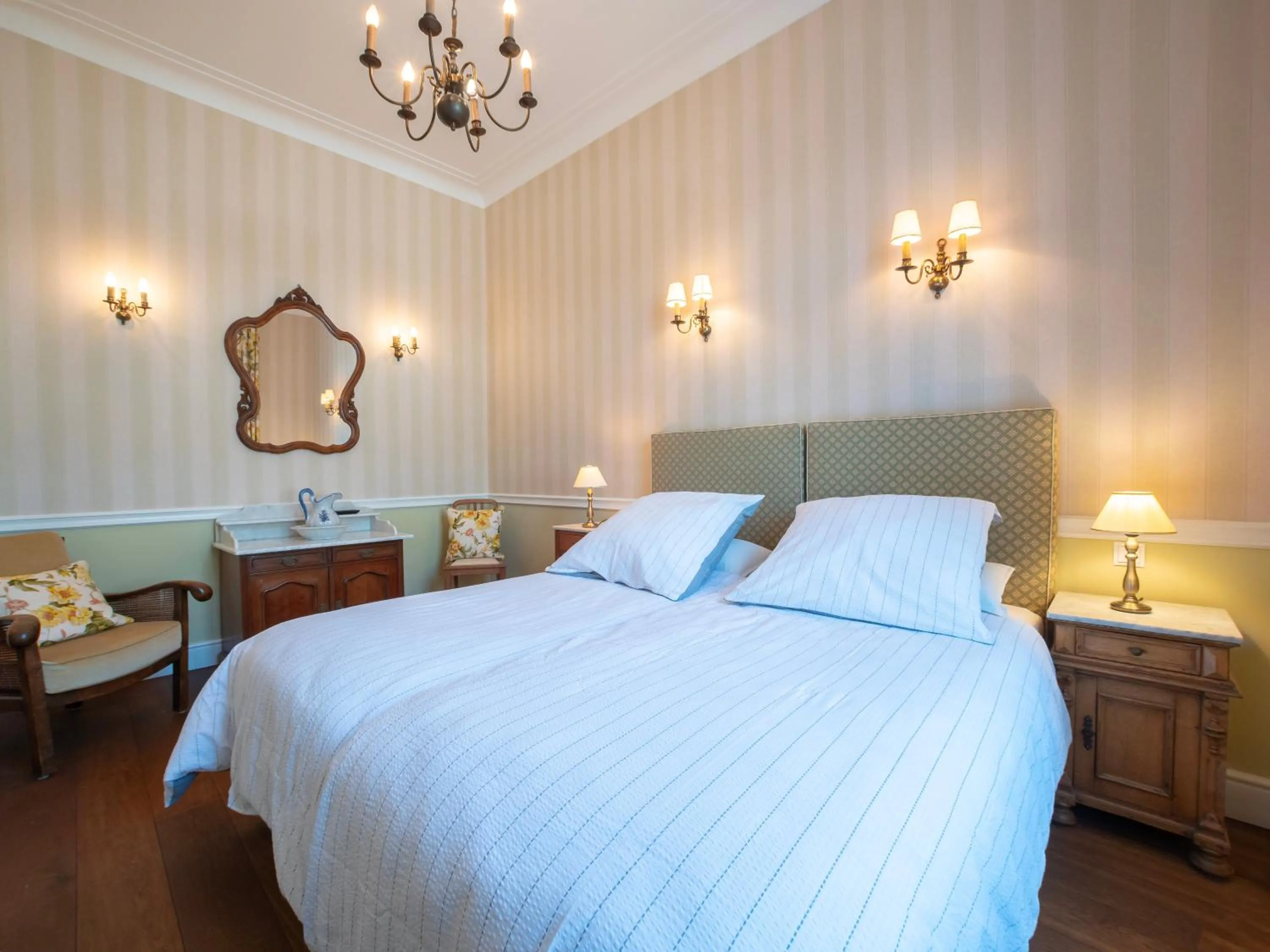 Photo of the whole room, Bed in Rooms GUT HEIDEFELD