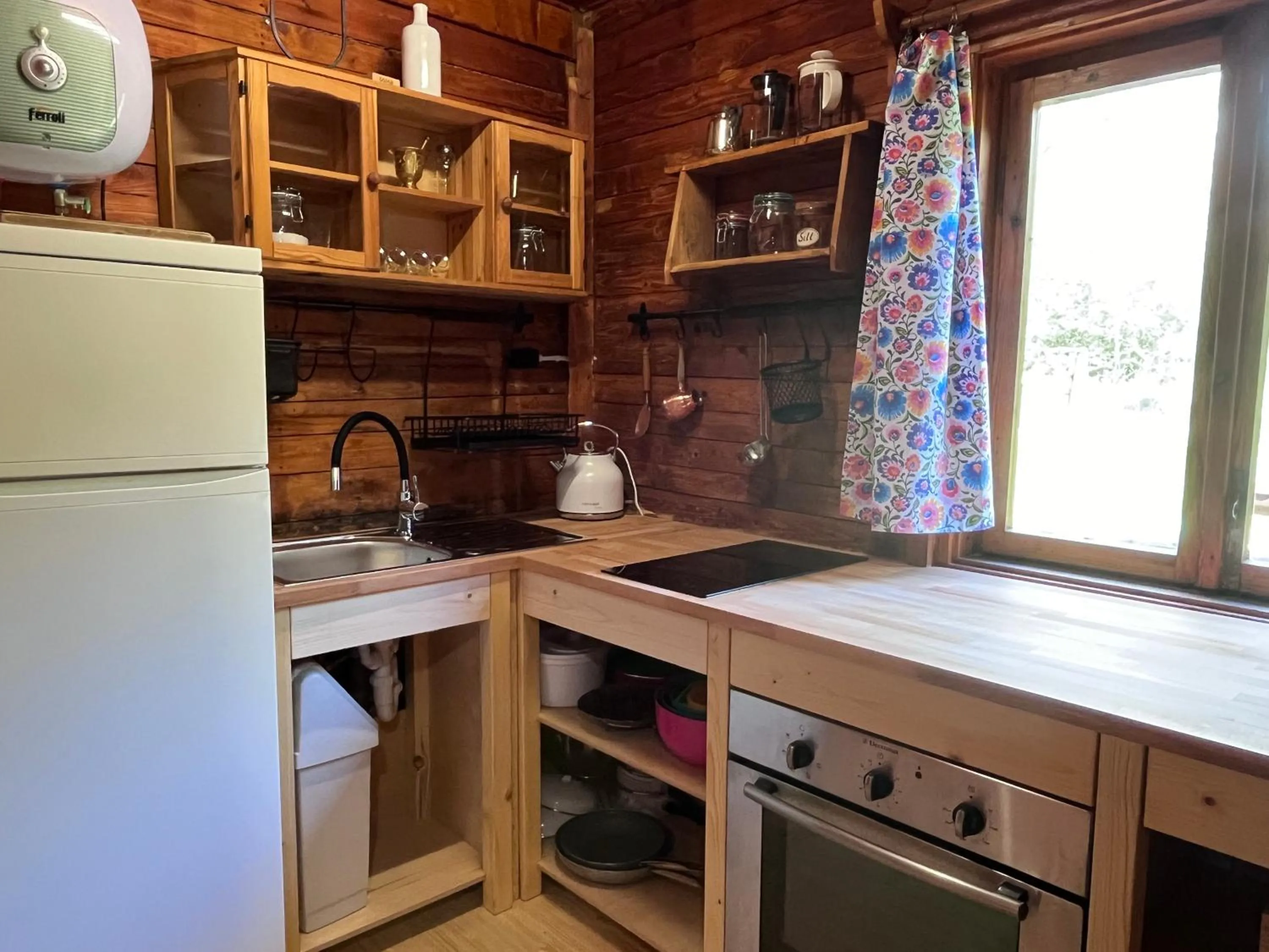 Kitchen or kitchenette in Drewniany Domek BB Nad Rzeką