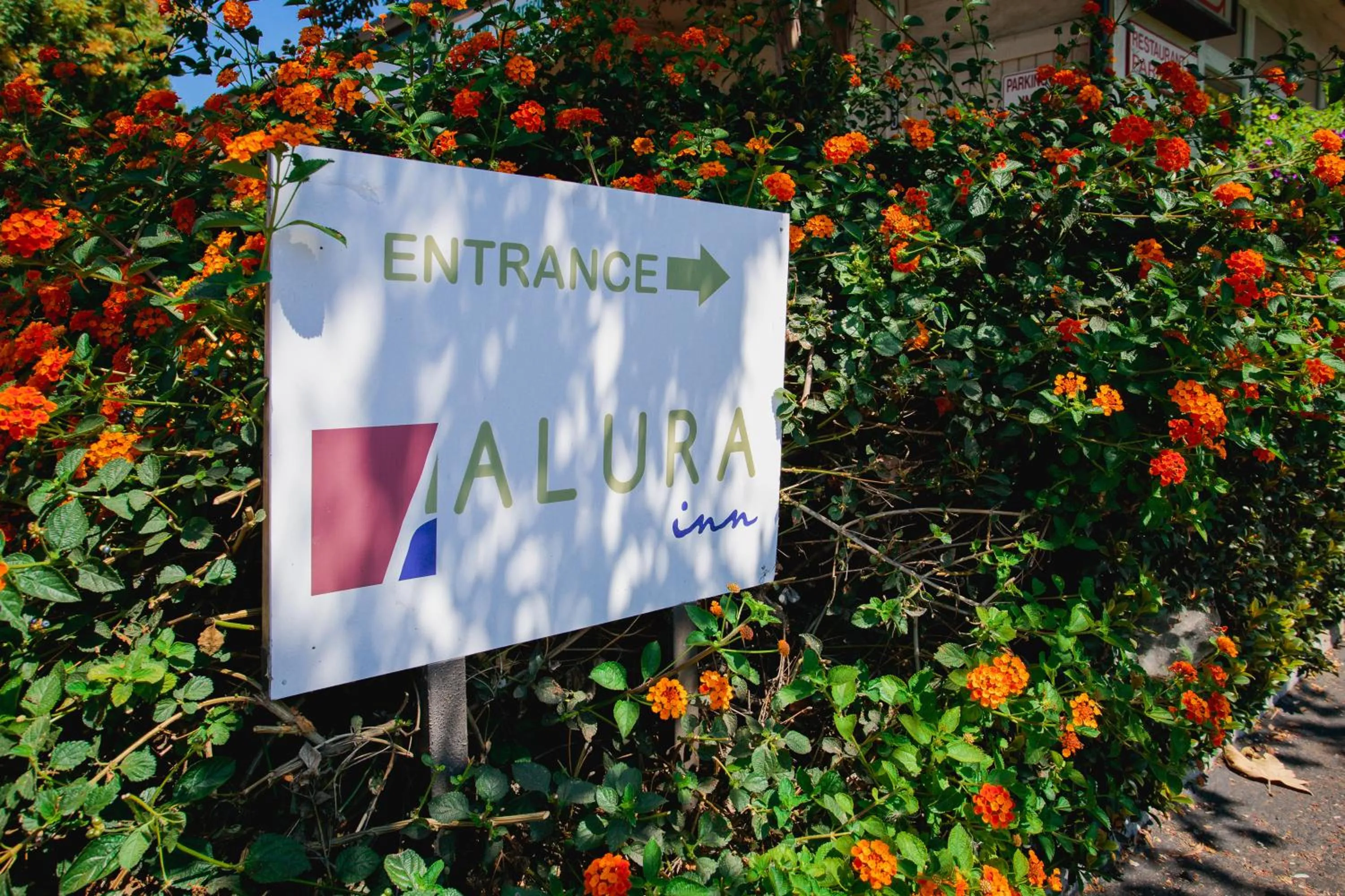 Facade/entrance in Alura Inn