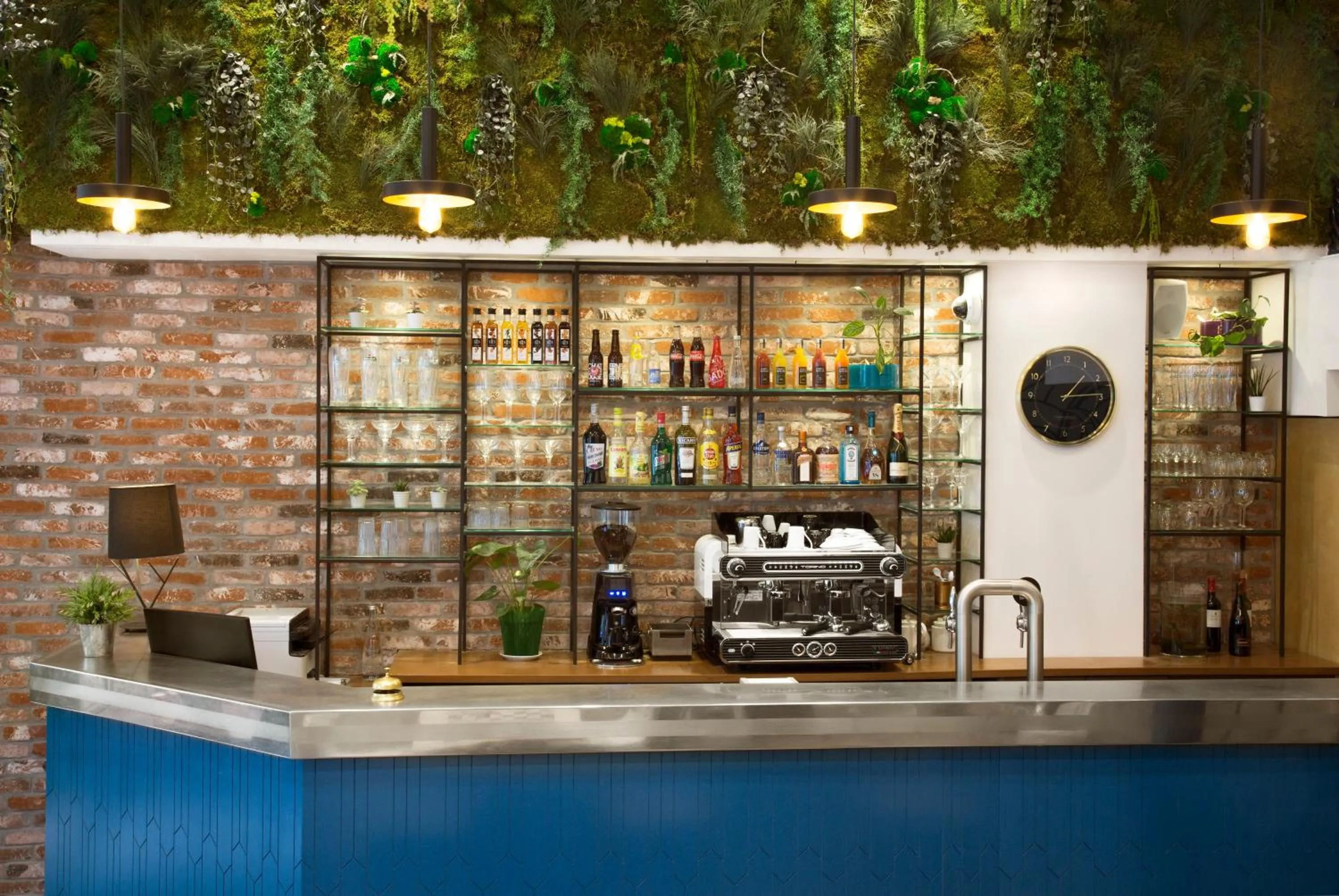 Lounge or bar in Hotel The Playce by Happyculture