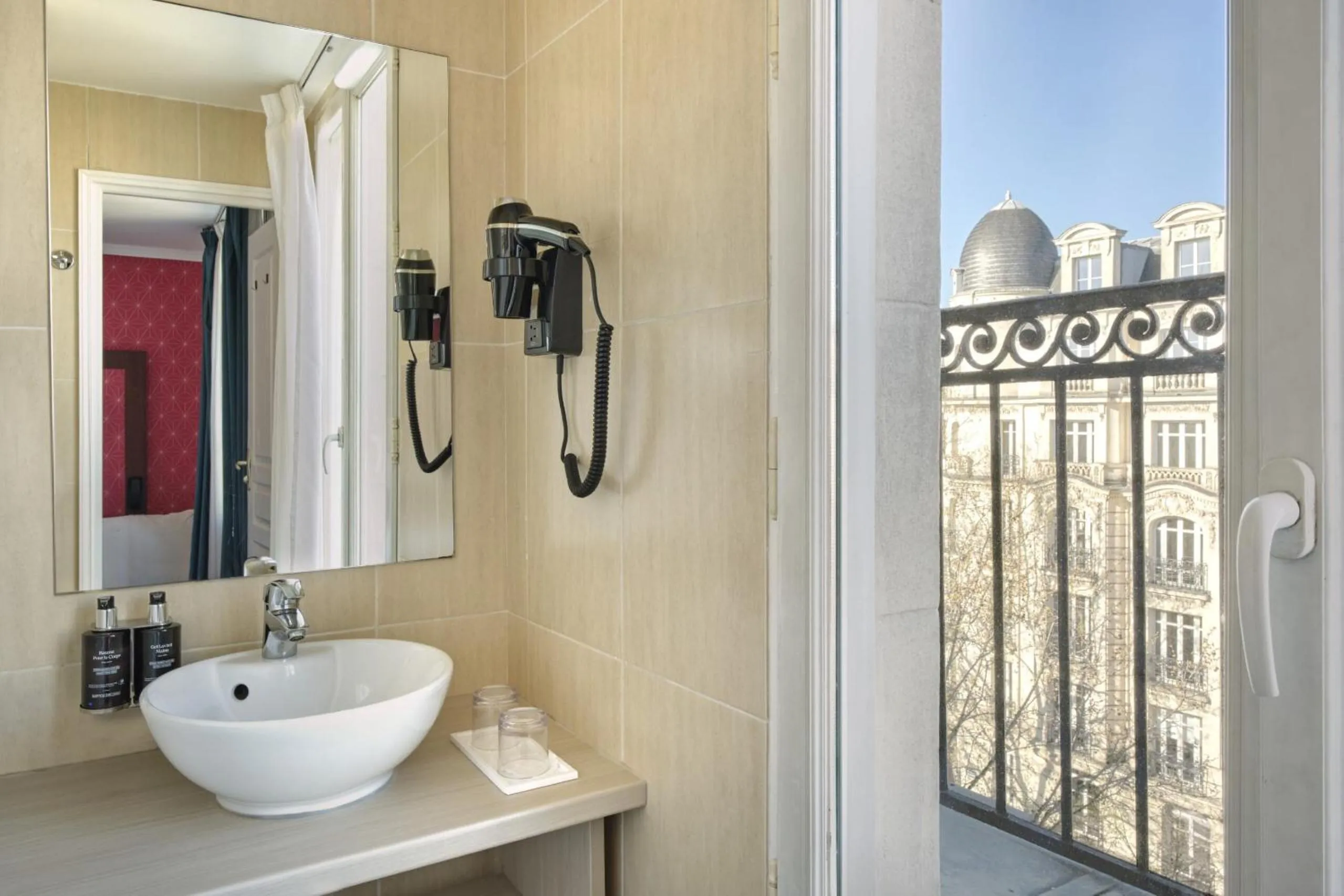 Bathroom in Hotel The Playce by Happyculture