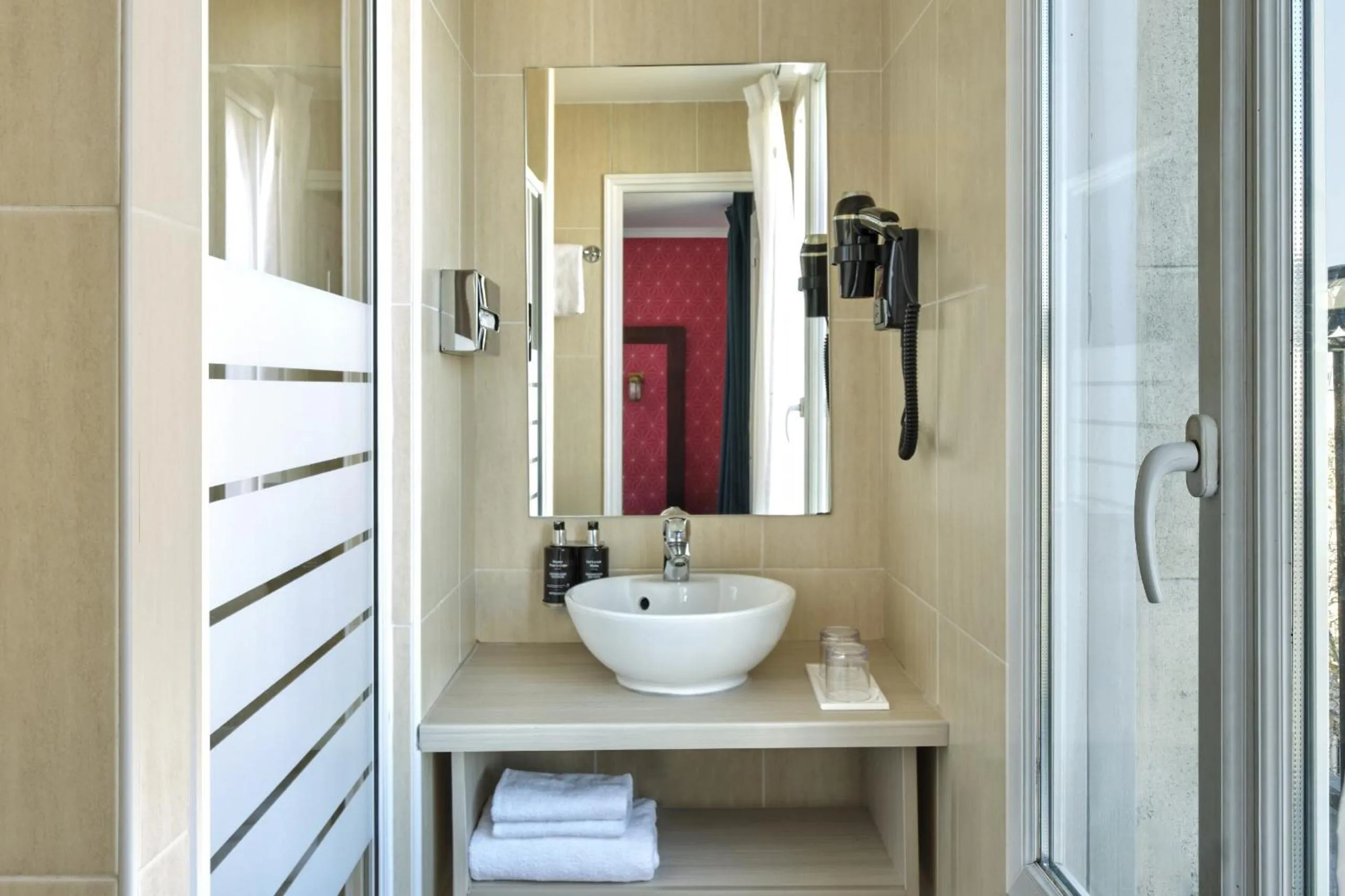 Bathroom in Hotel The Playce by Happyculture