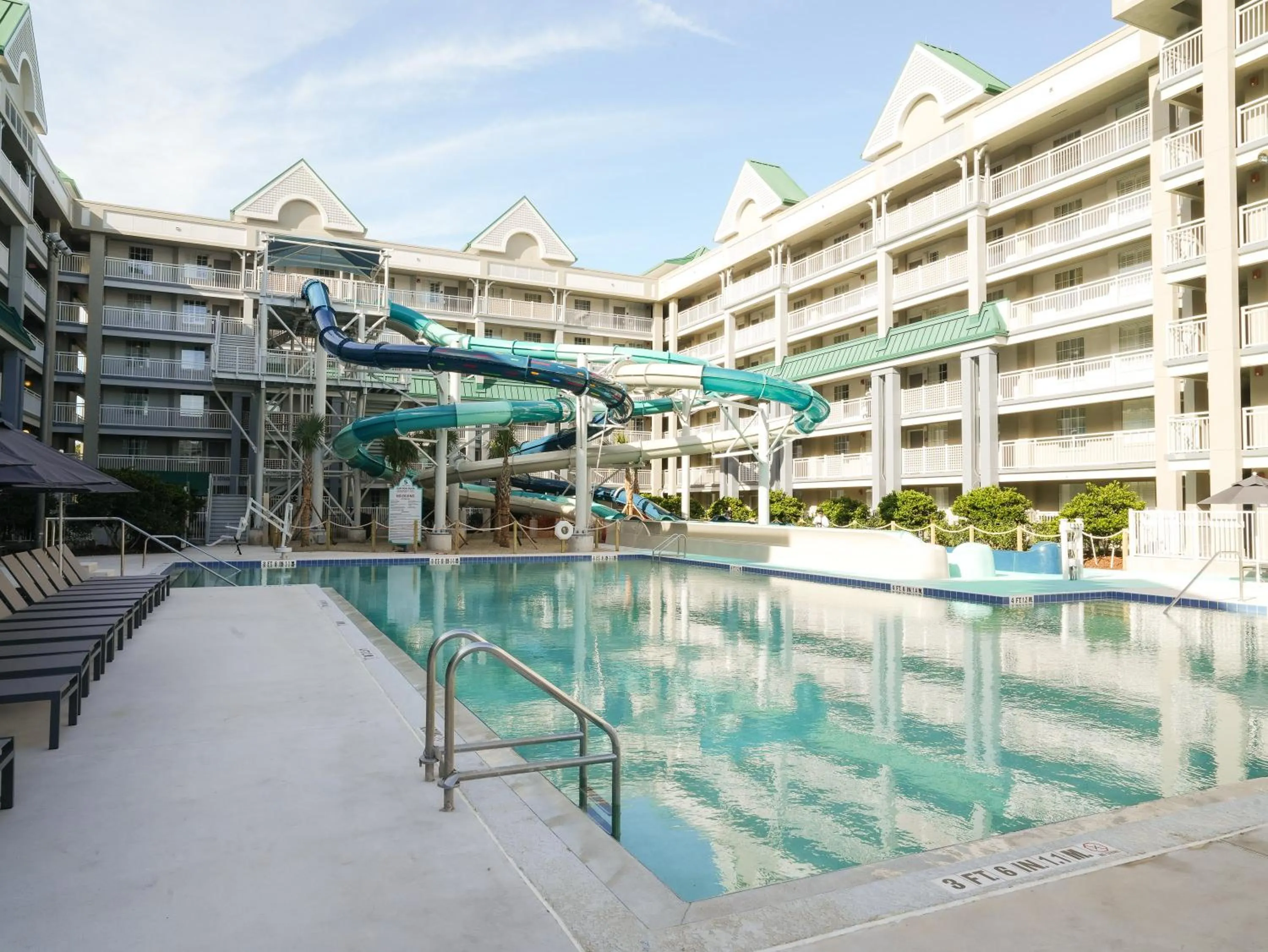Swimming pool in Holiday Inn Resort Orlando Suites - Waterpark by IHG