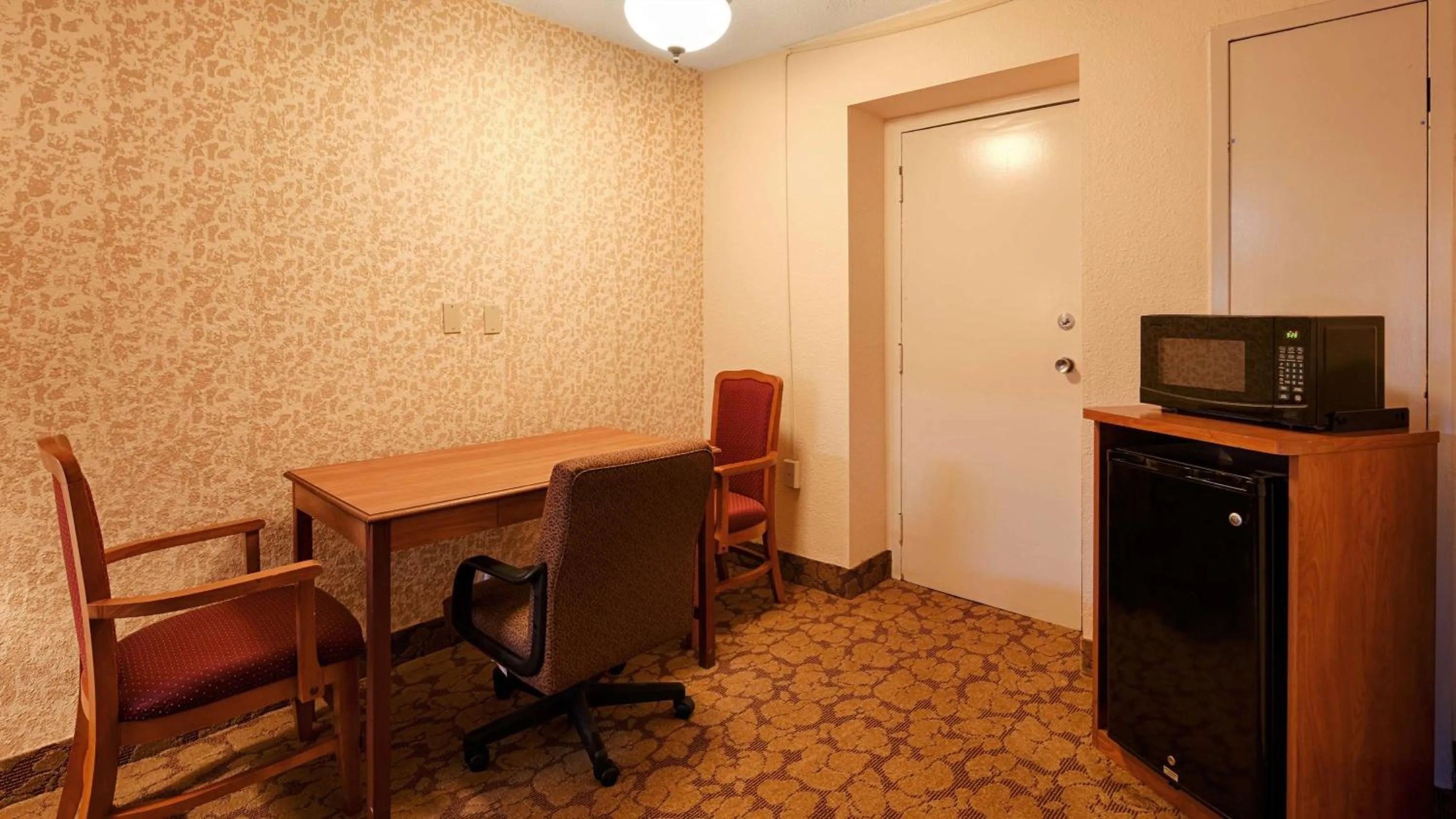 Photo of the whole room in Best Western Tulsa Airport