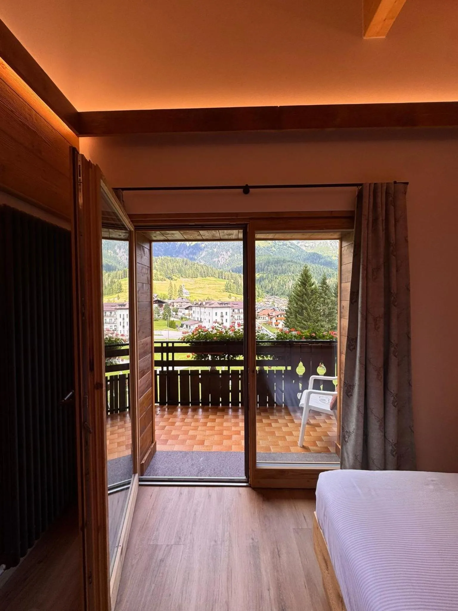 Property building, Bed in Albergo Scoiattolo