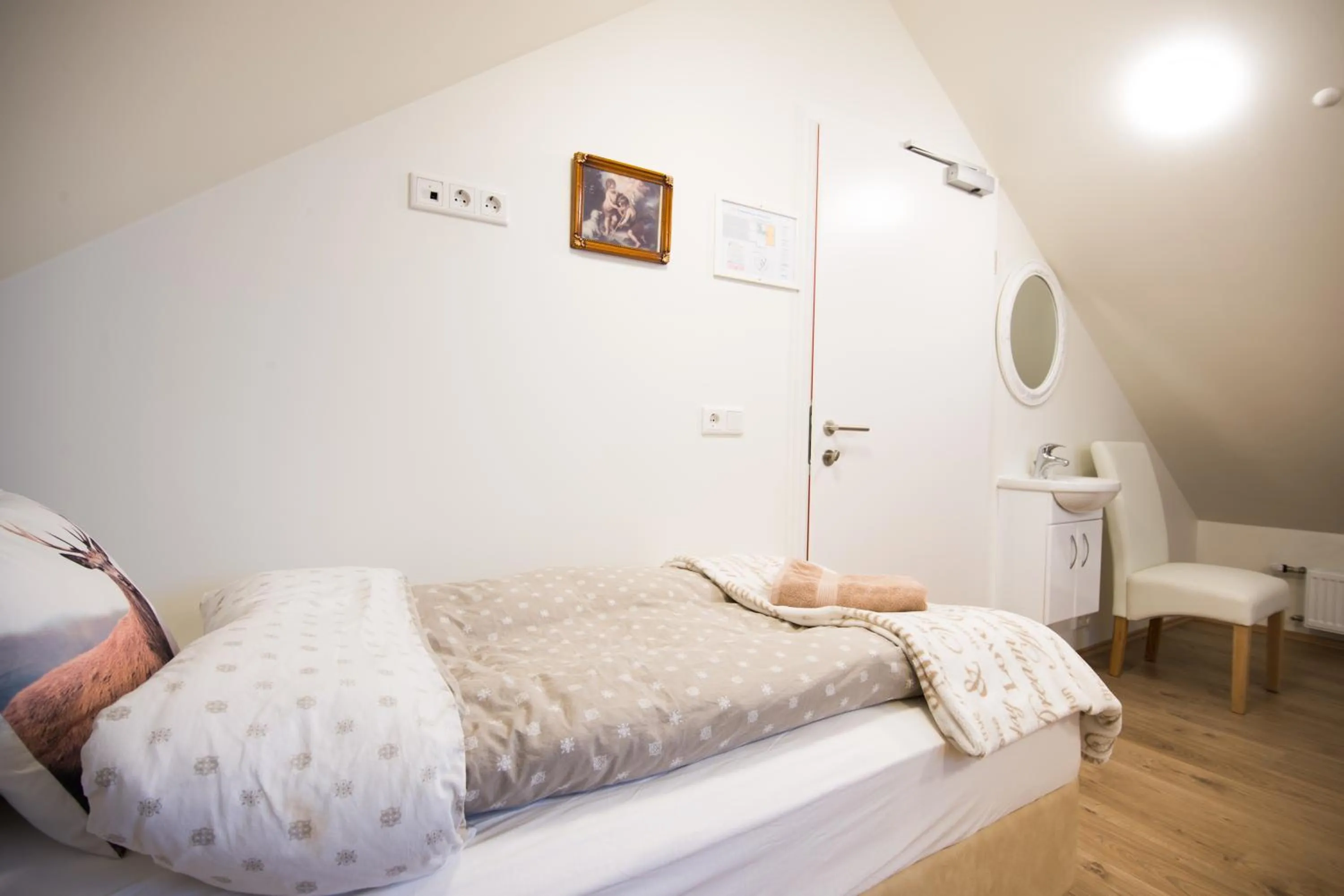 Twin Room with Shared Bathroom in Guesthouse Grund
