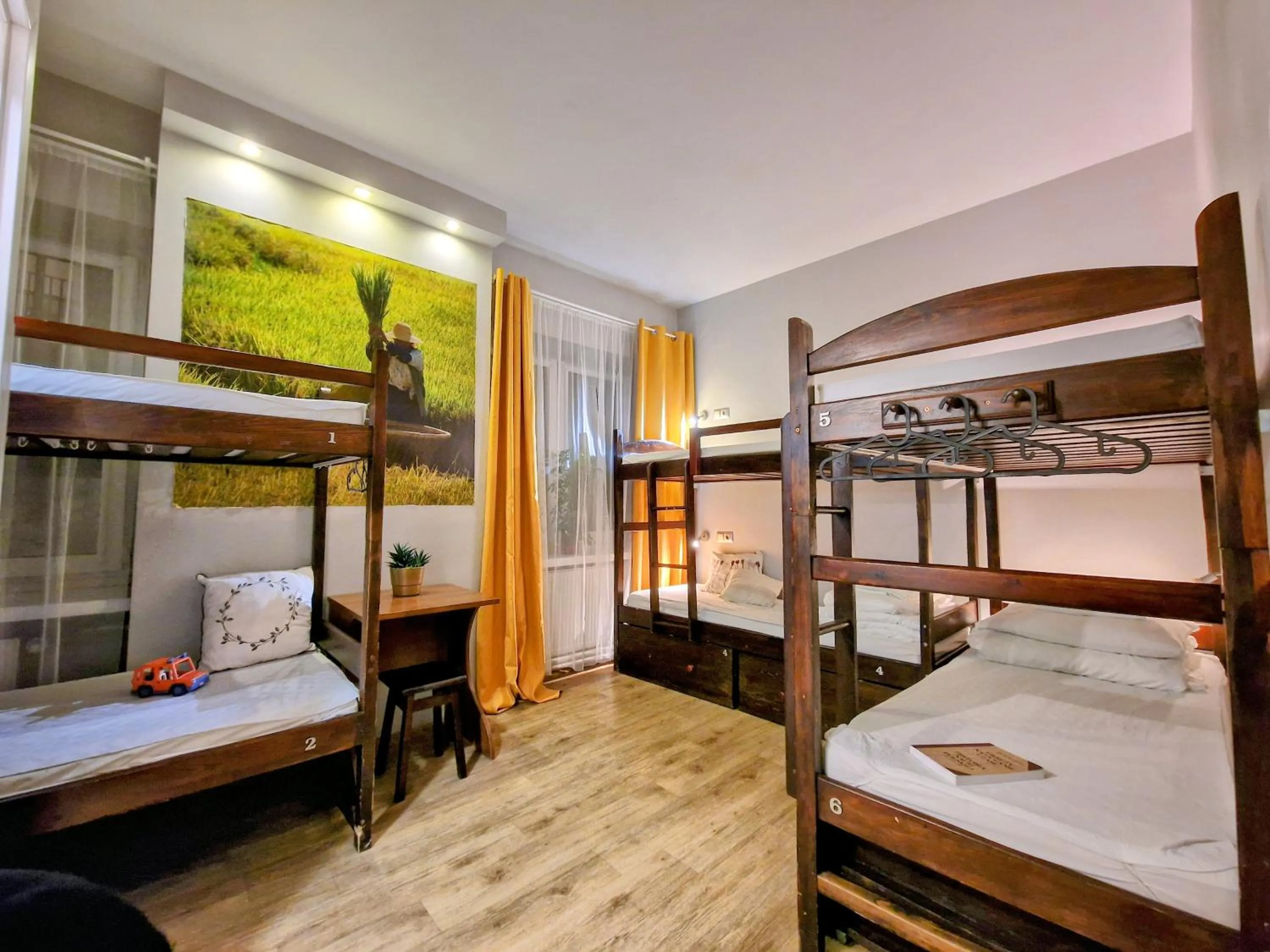 Shower, Bed in Hostel Helvetia Rooms Warsaw CITY CENTER and OLD TOWN