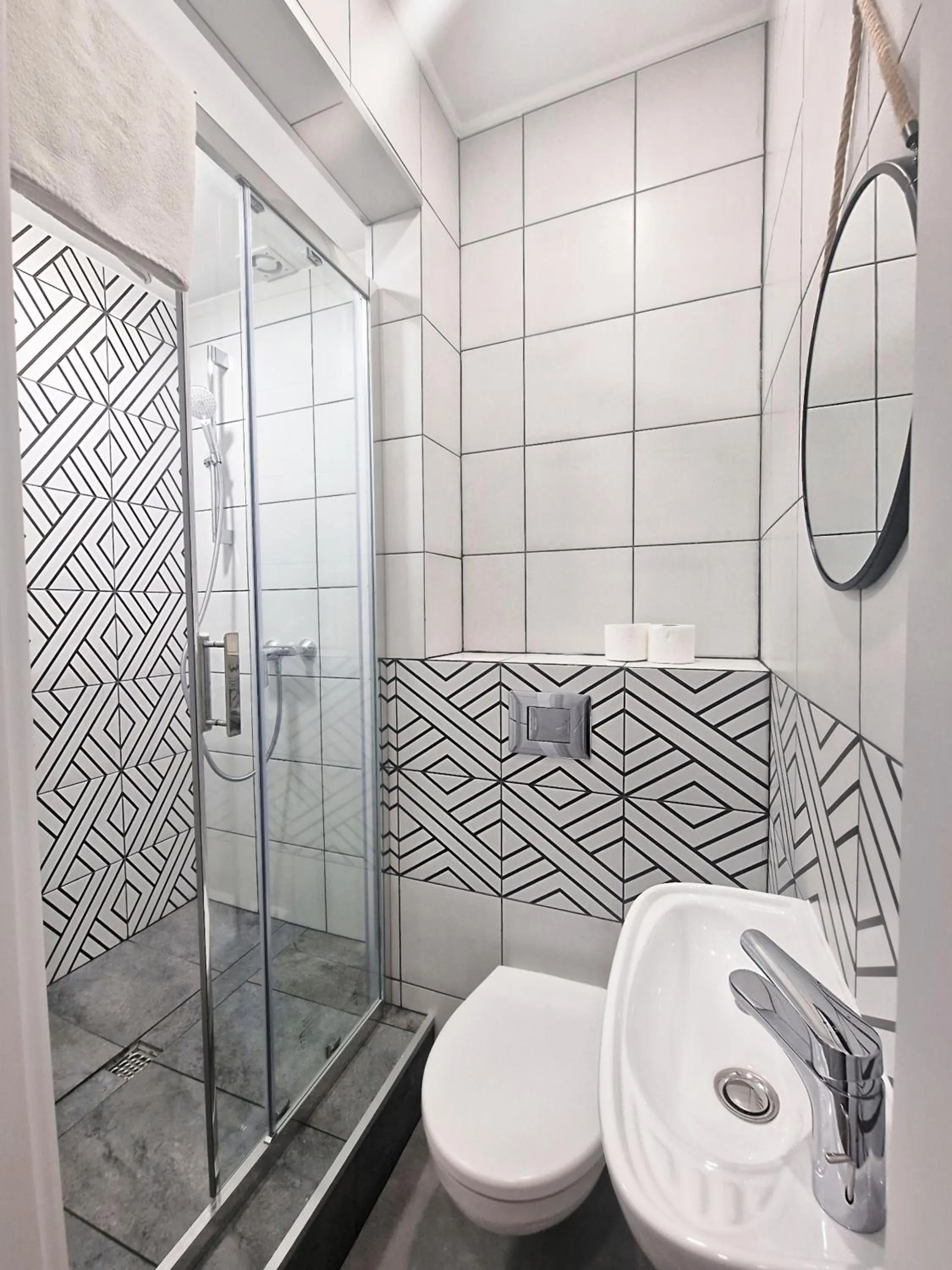 Shower in Hostel Helvetia Rooms Warsaw CITY CENTER and OLD TOWN