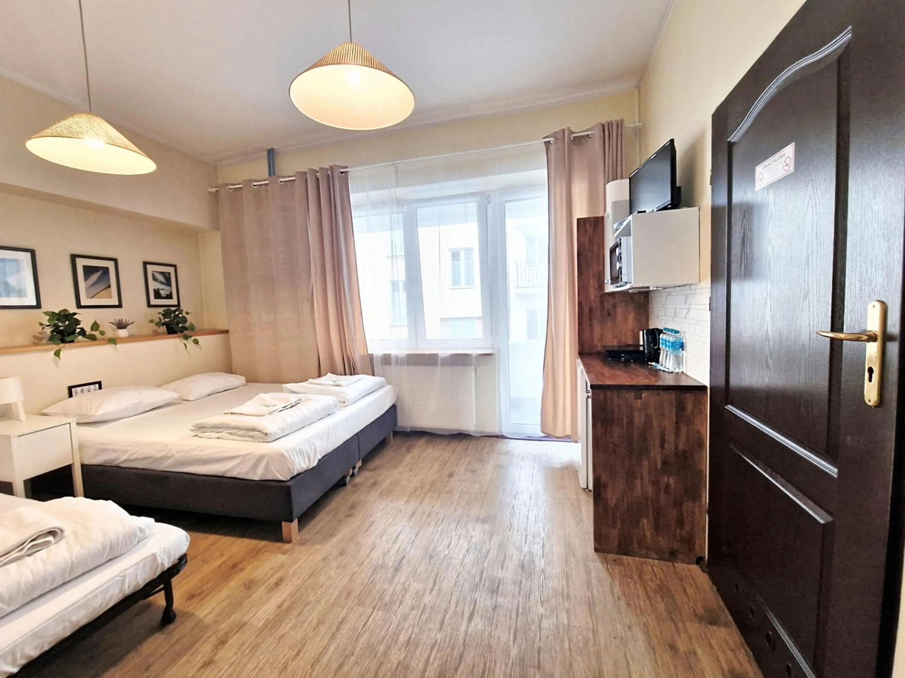Shower, Bed in Hostel Helvetia Rooms Warsaw CITY CENTER and OLD TOWN