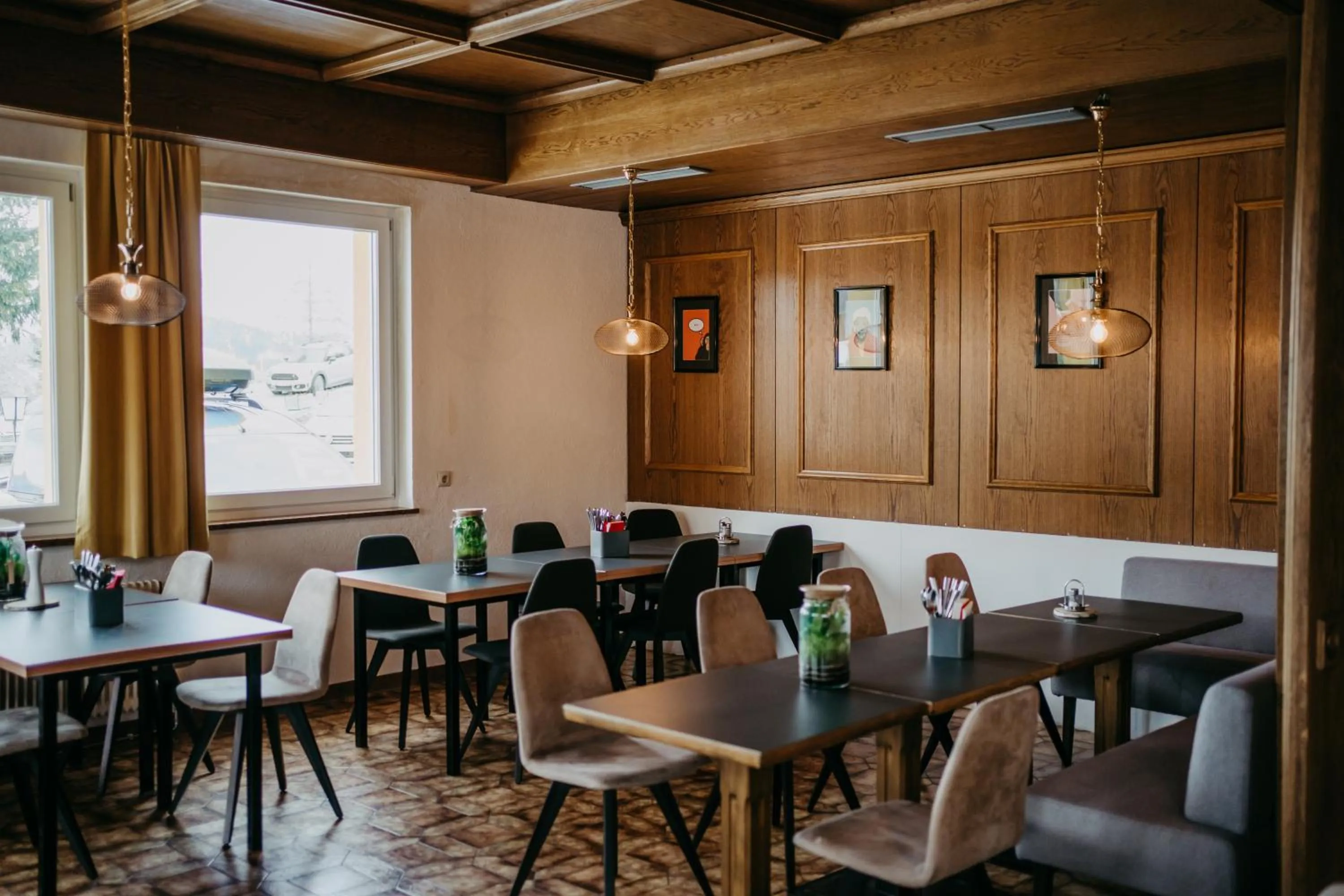 Dining area in Basekamp Mountain Budget Hotel
