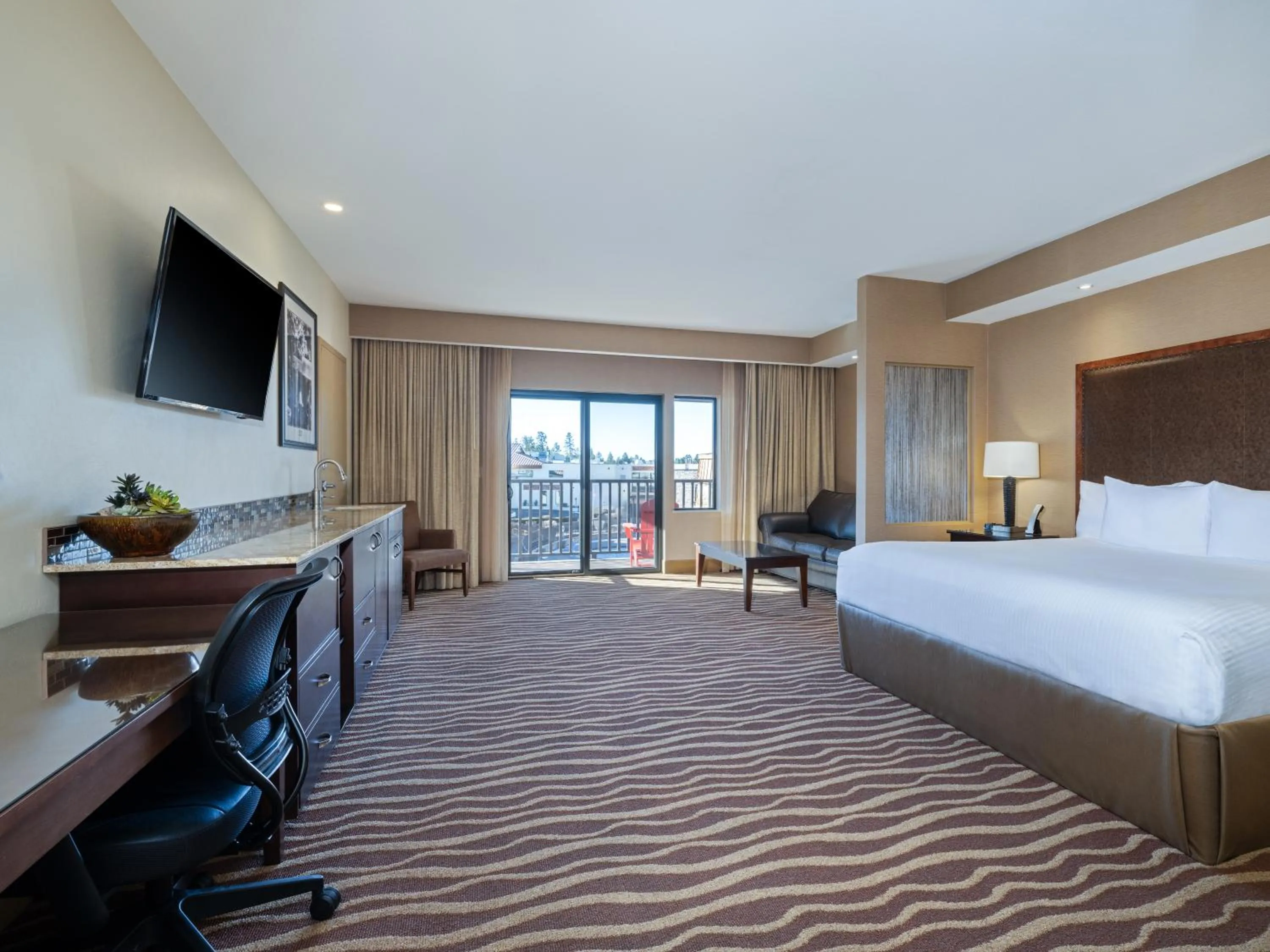 Balcony/Terrace, Bed in Holiday Inn Resort The Squire at Grand Canyon by IHG