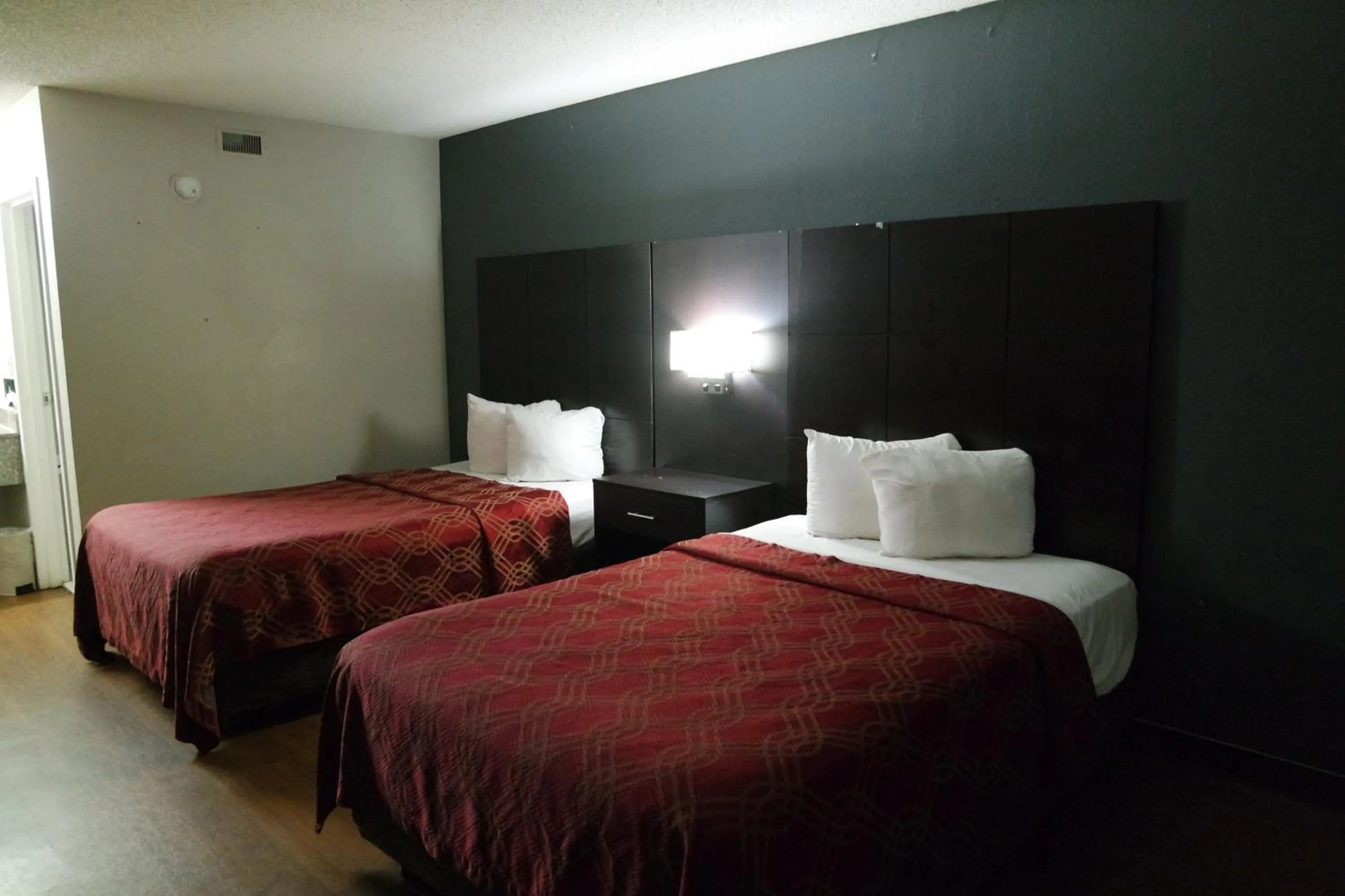 Bedroom in Travelodge by Wyndham North Charleston