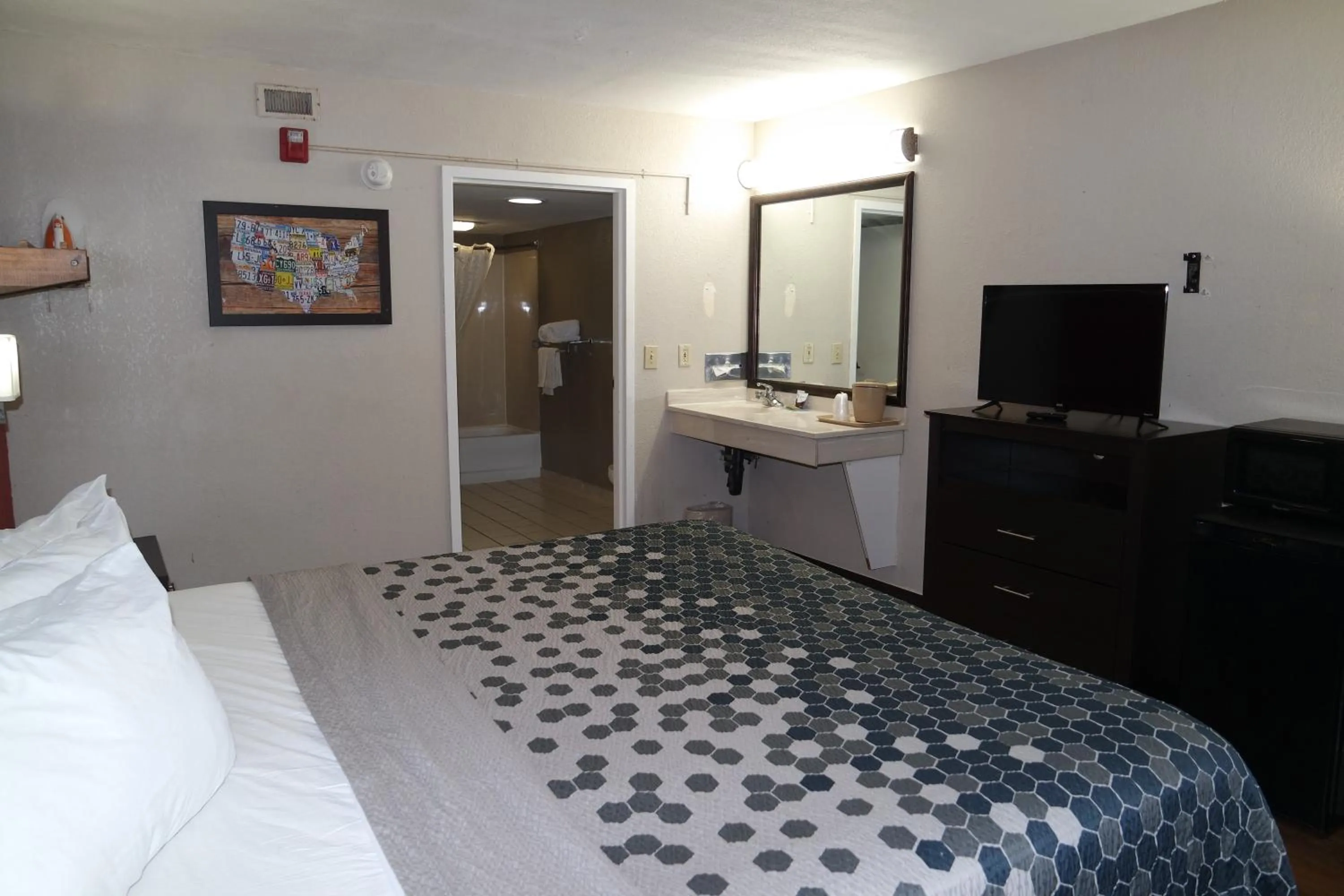 Bedroom in Travelodge by Wyndham North Charleston
