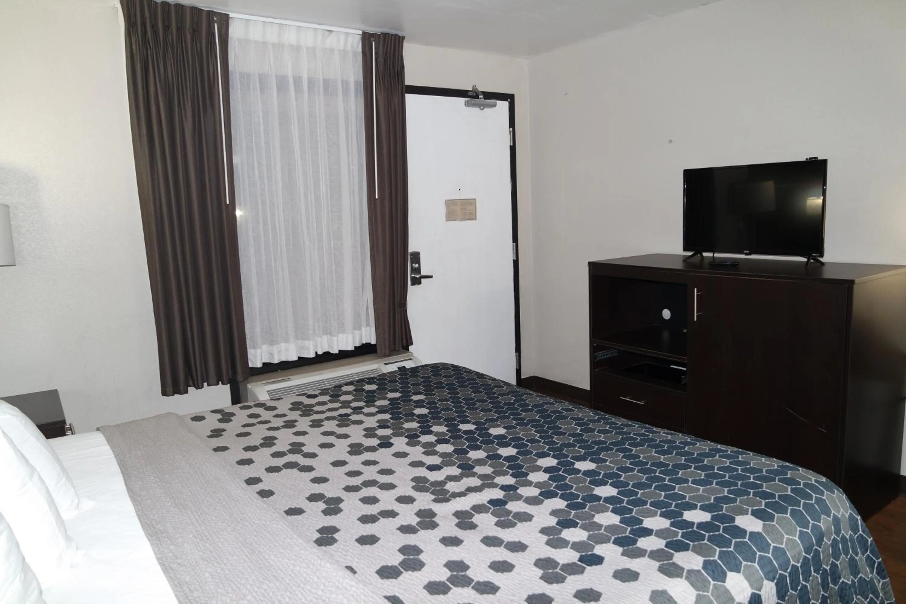 Bedroom in Travelodge by Wyndham North Charleston