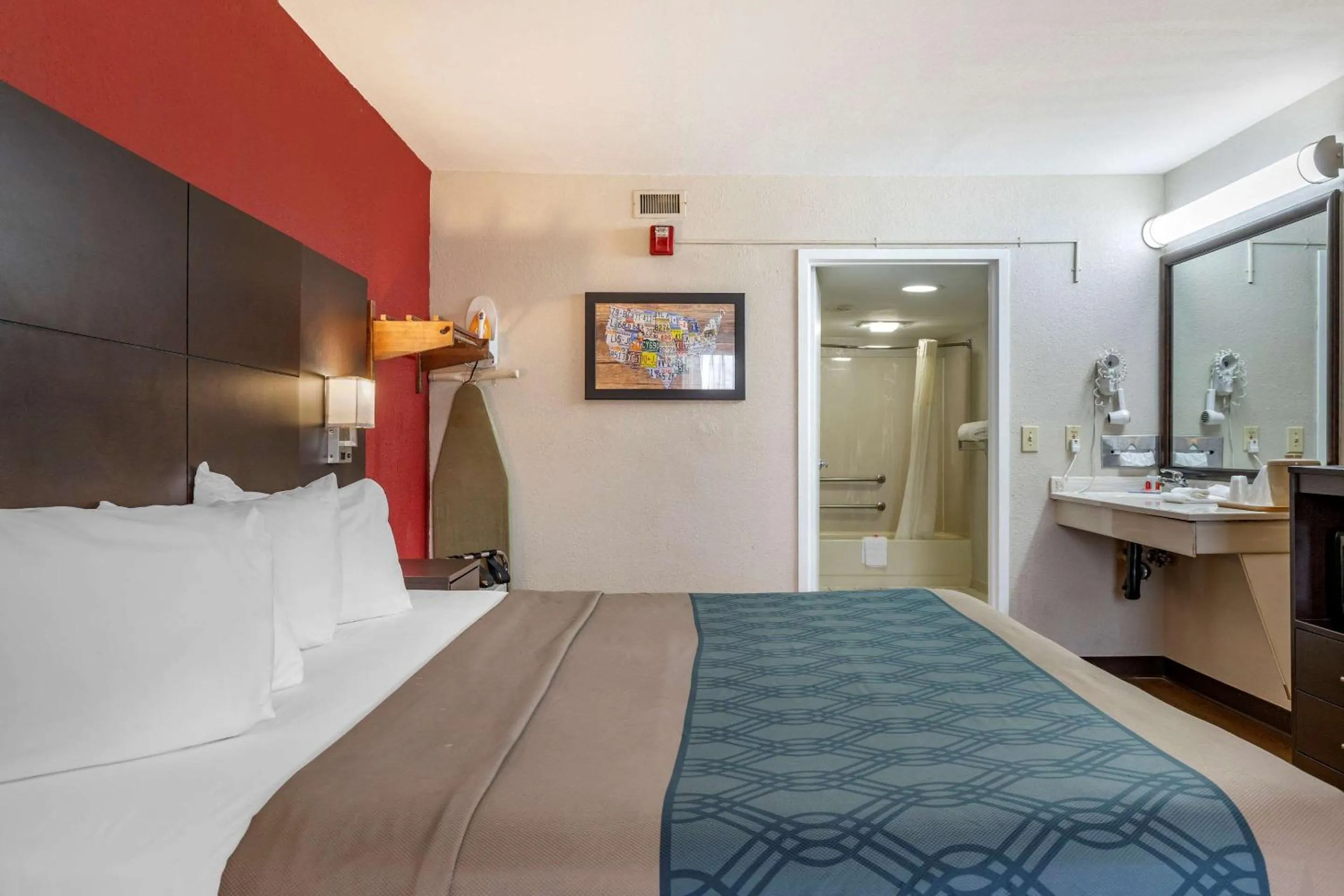 Photo of the whole room, Bed in Econo Lodge North