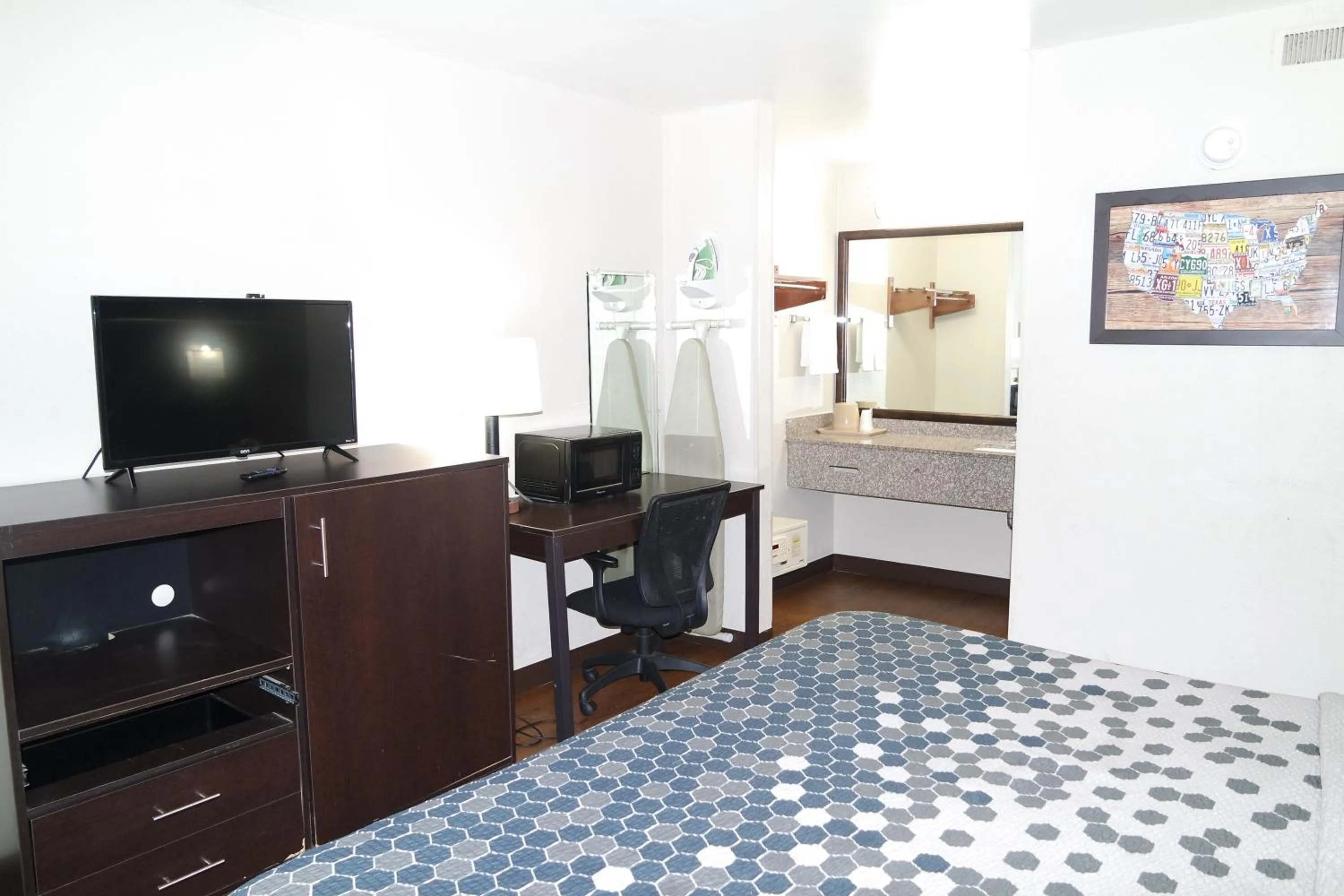 Bedroom in Travelodge by Wyndham North Charleston