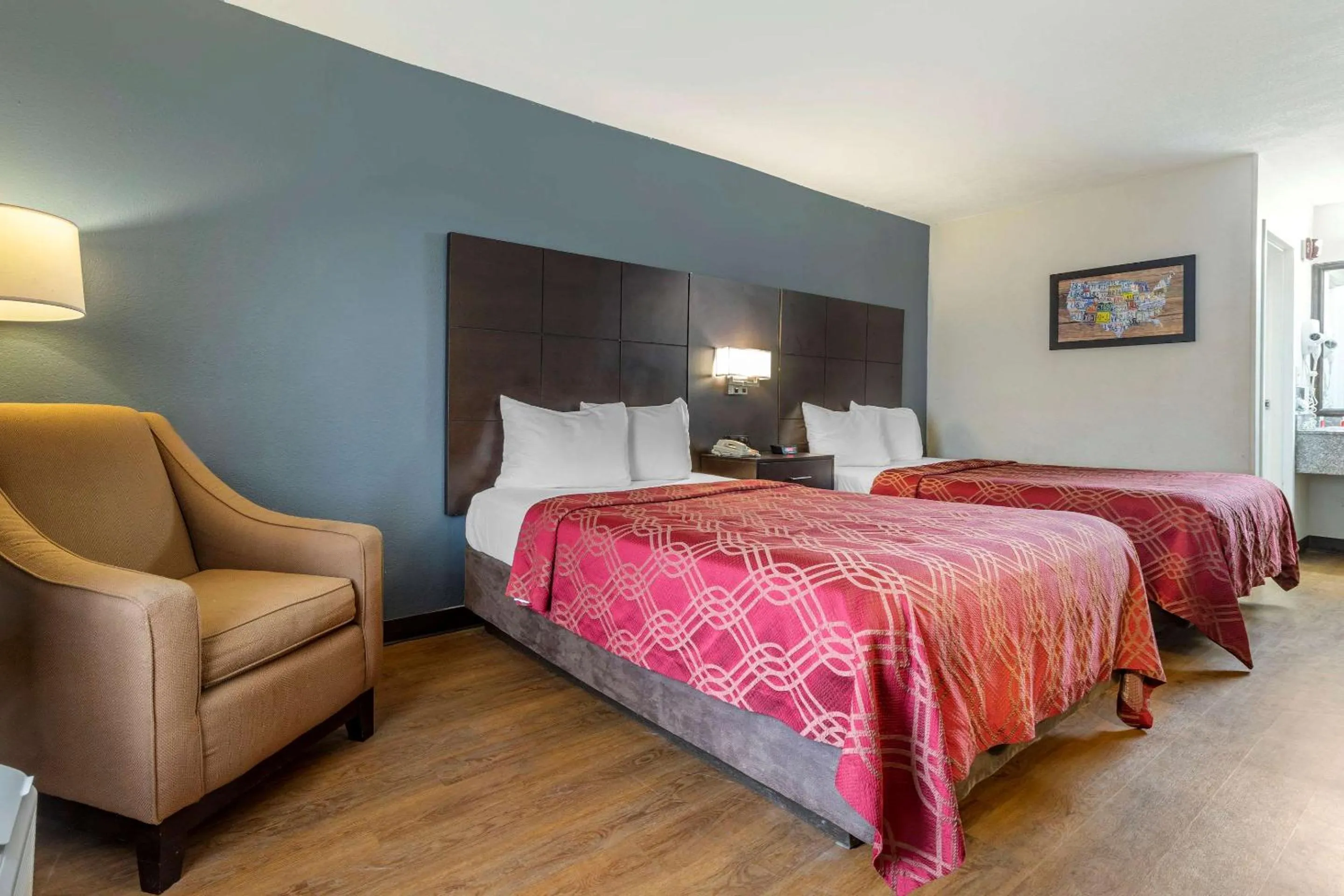 Photo of the whole room, Bed in Econo Lodge North