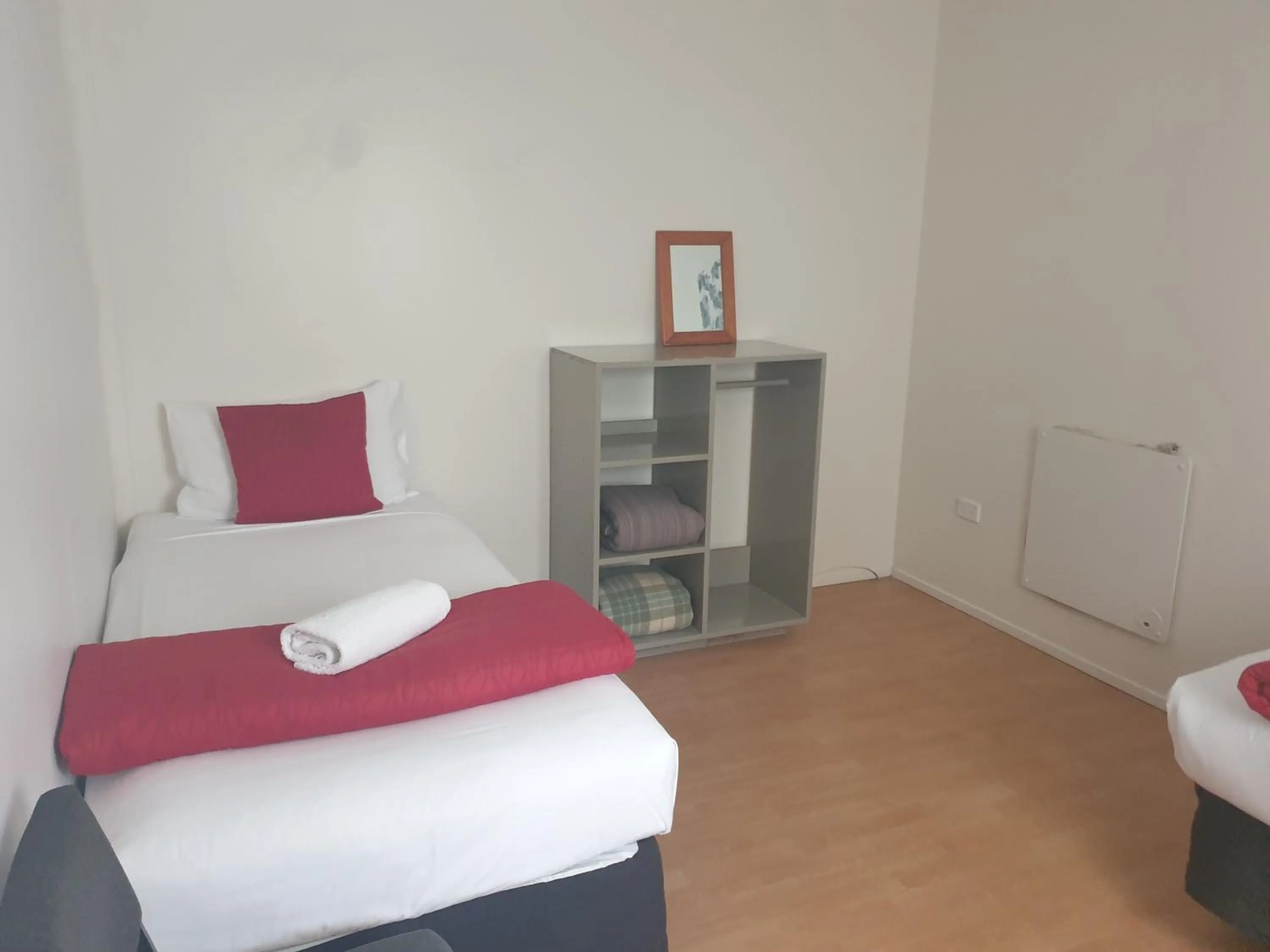 Bedroom, Bed in Woodlands Motel