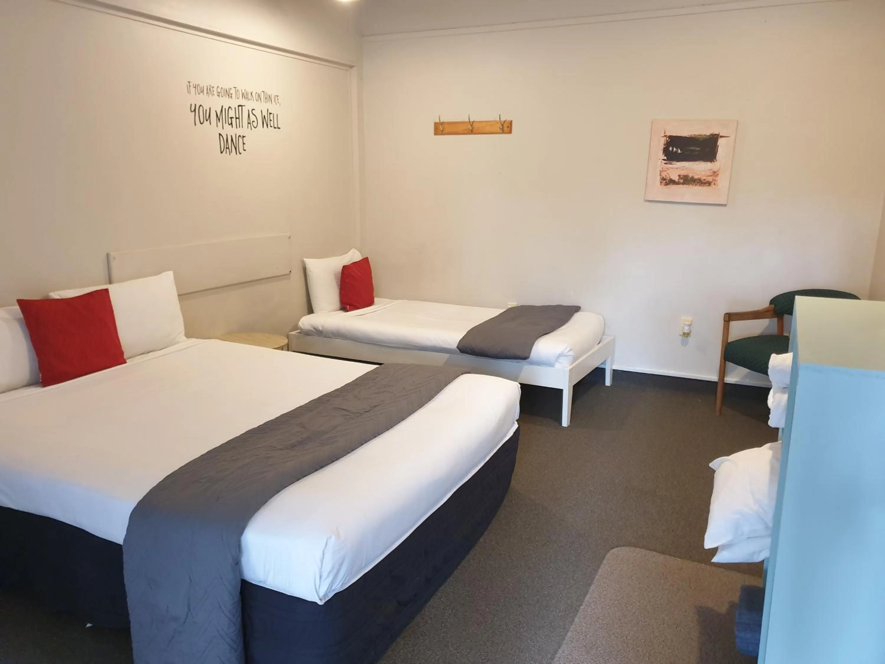 Property building, Bed in Woodlands Motel