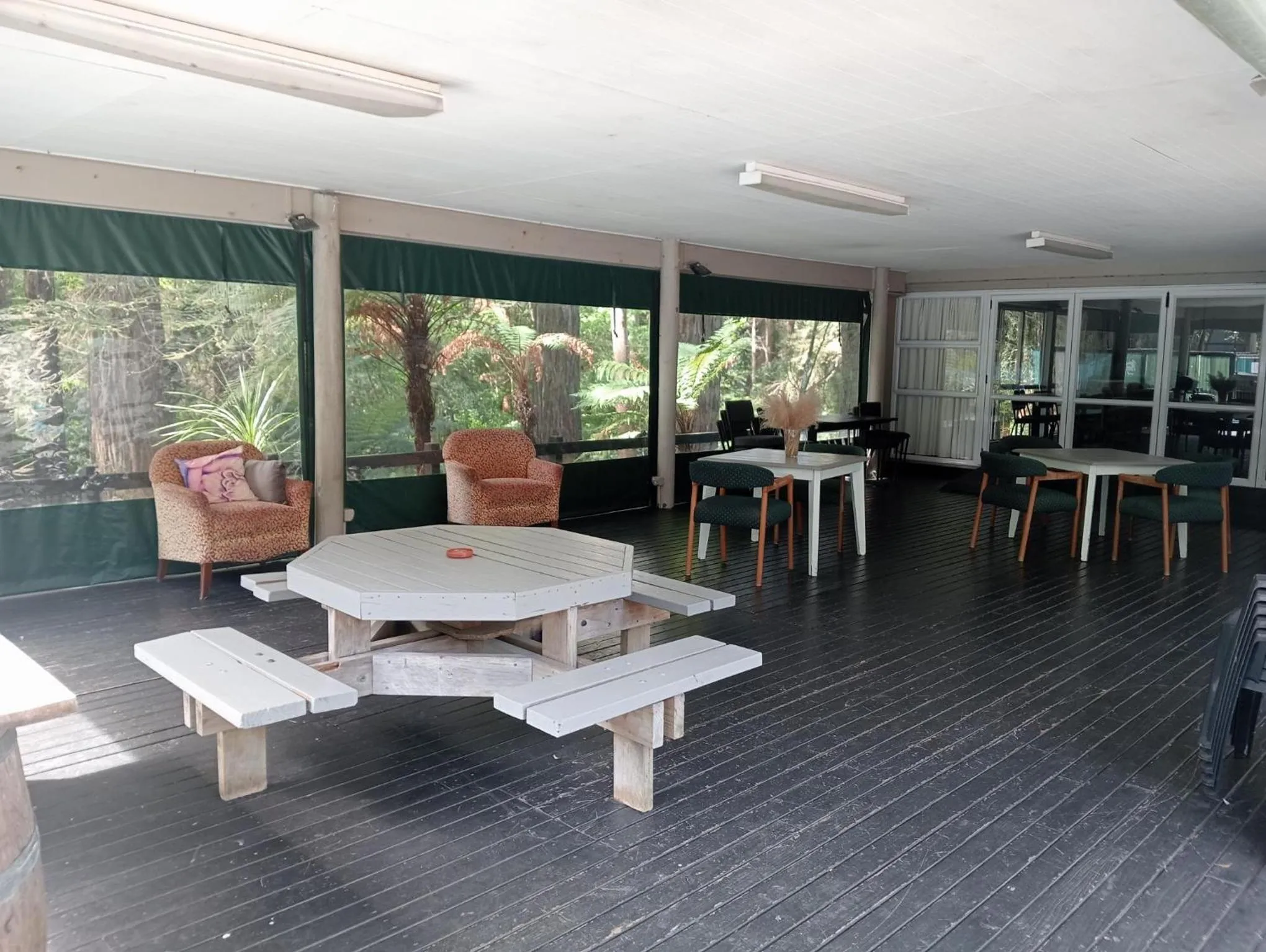 Seating area in Woodlands Motel