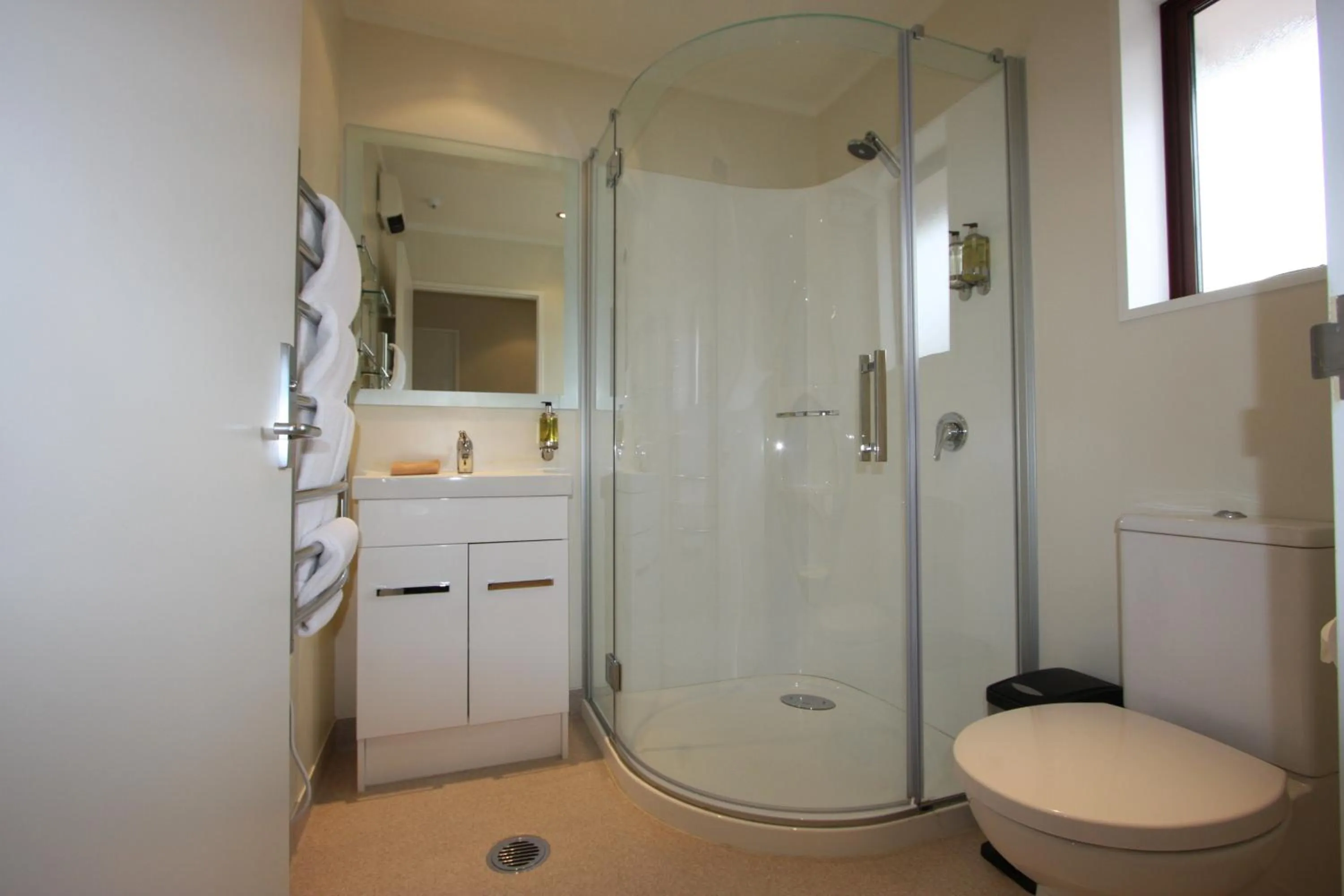 Bathroom in 555 Motel Dunedin