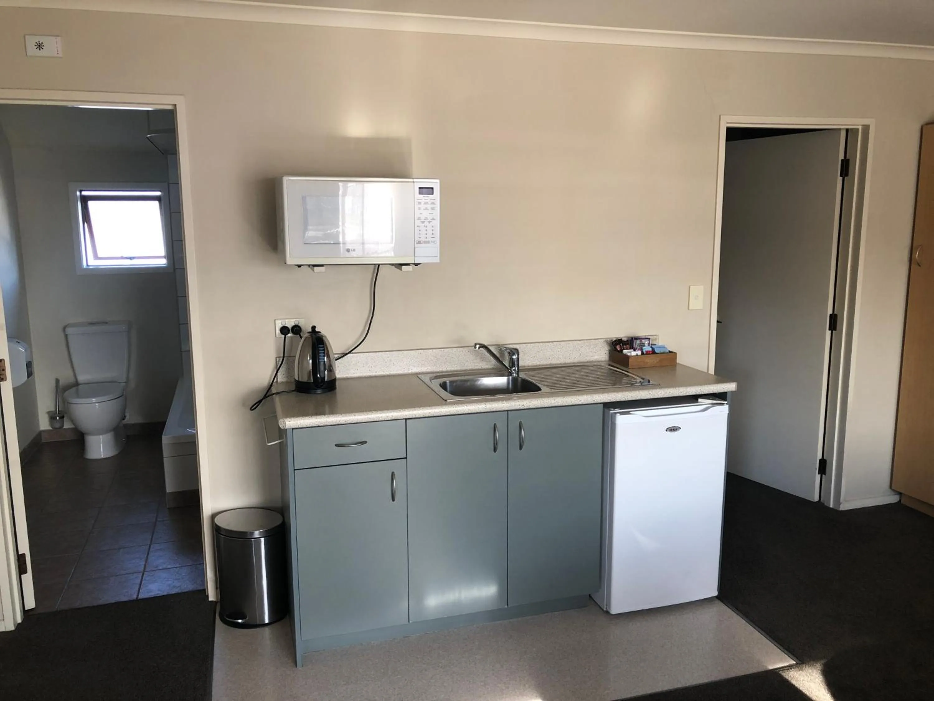 Kitchen or kitchenette in 555 Motel Dunedin