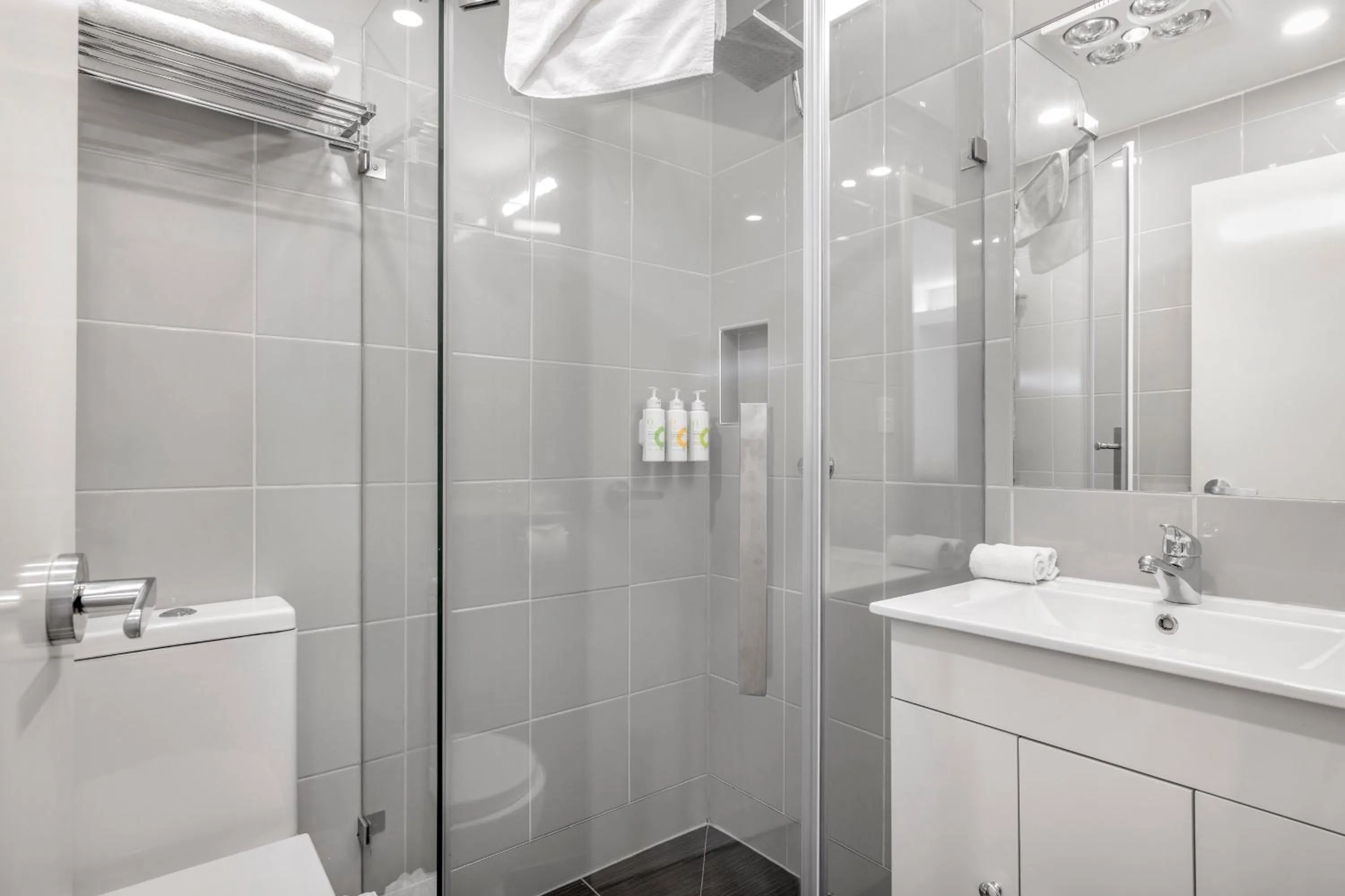 Shower in Best Western Plus Buckingham International