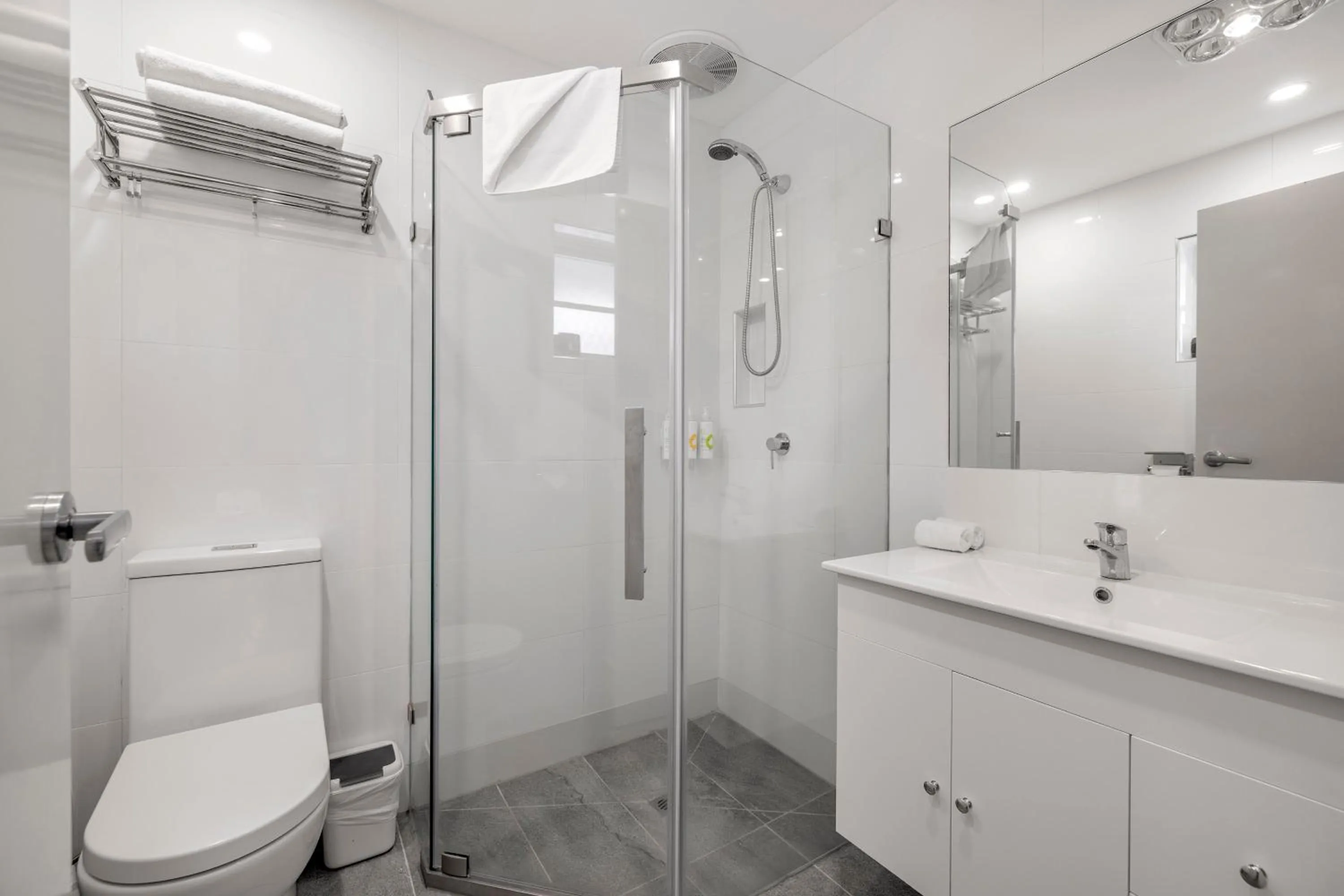 Shower in Best Western Plus Buckingham International