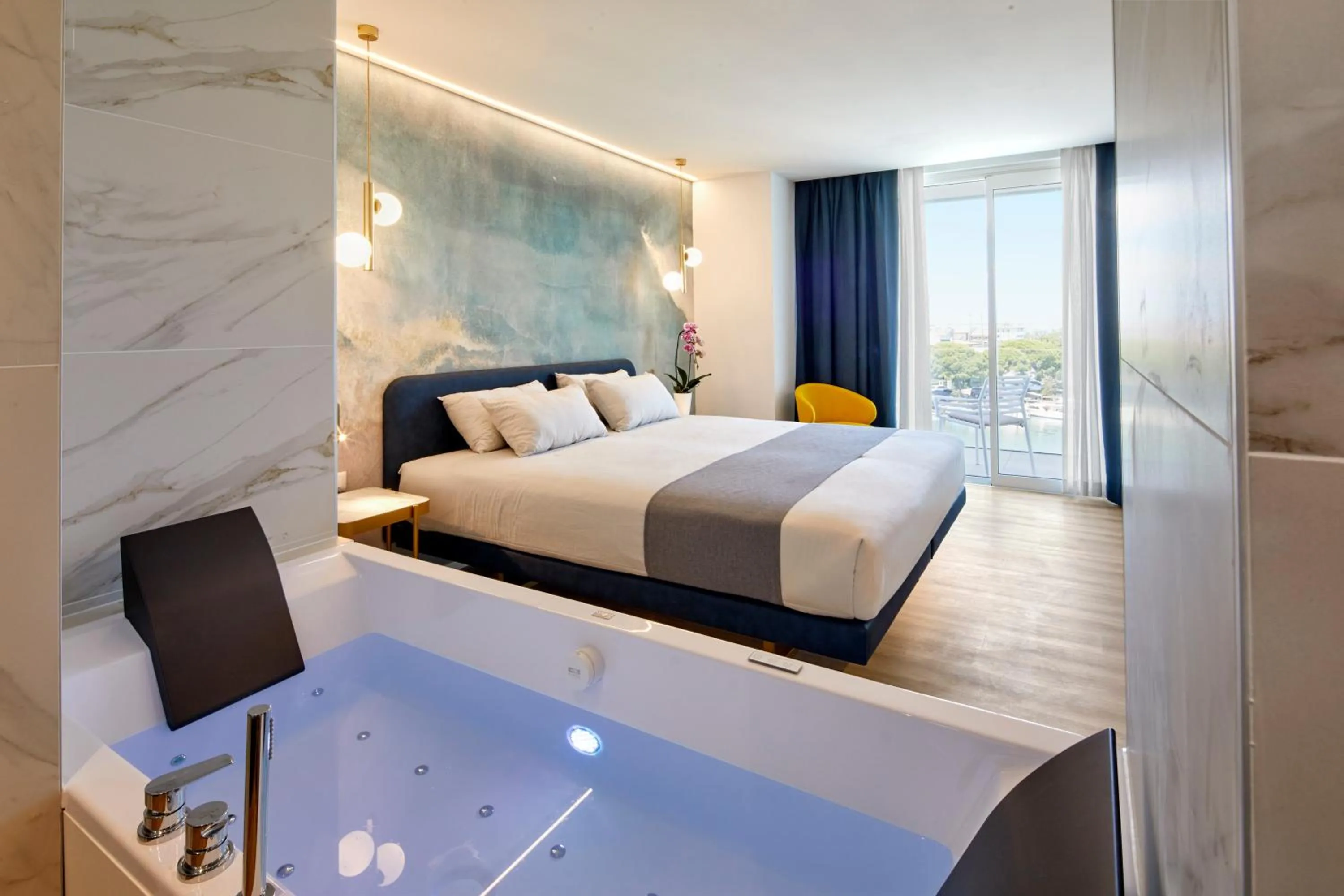 Hot Tub, Bed in Riva Palace Hotel