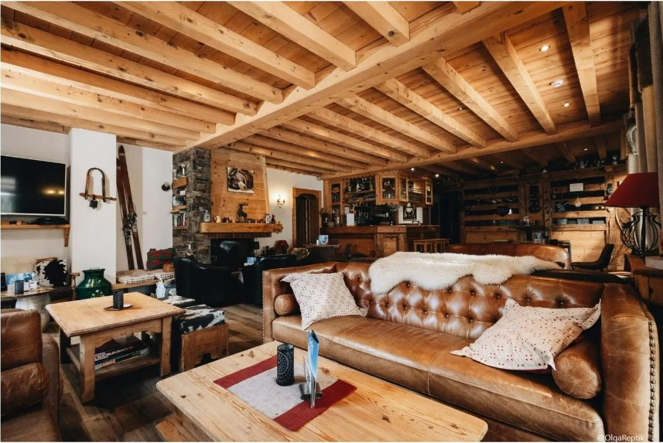 Communal lounge/ TV room in Logis Hotel Gai Soleil