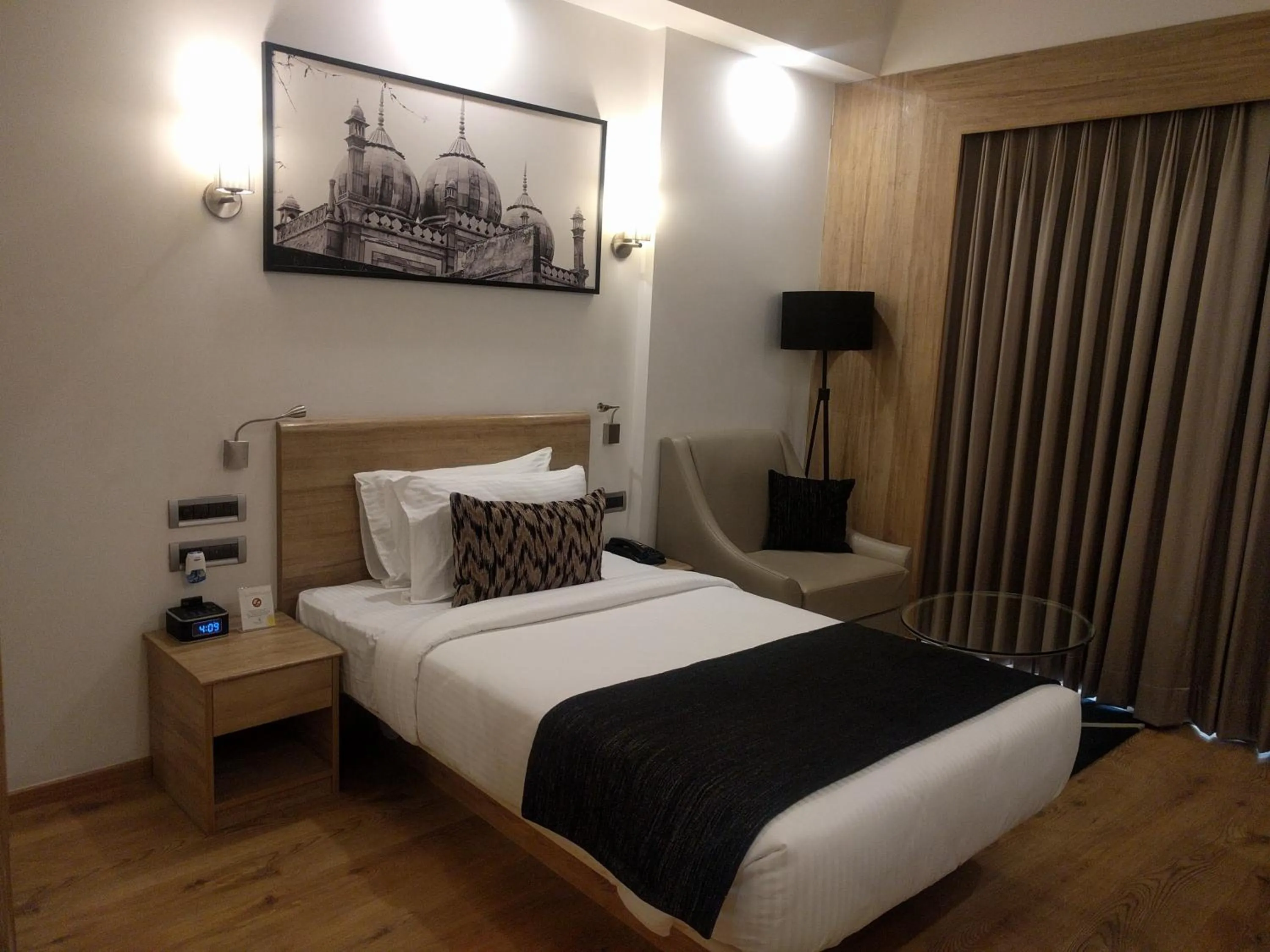 Bedroom, Bed in Lemon Tree Premier City Center
