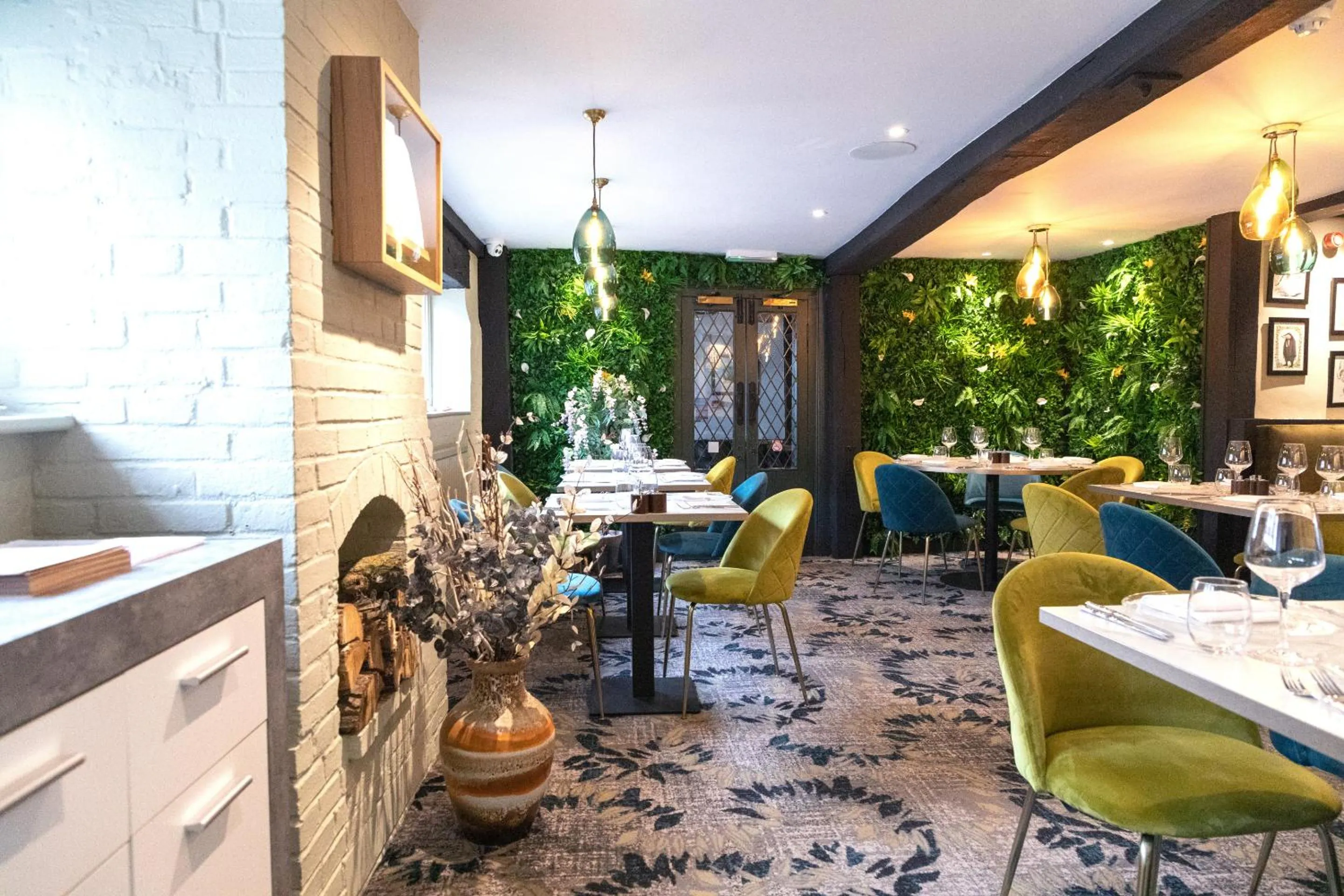 Dining area in The George Hotel Pangbourne