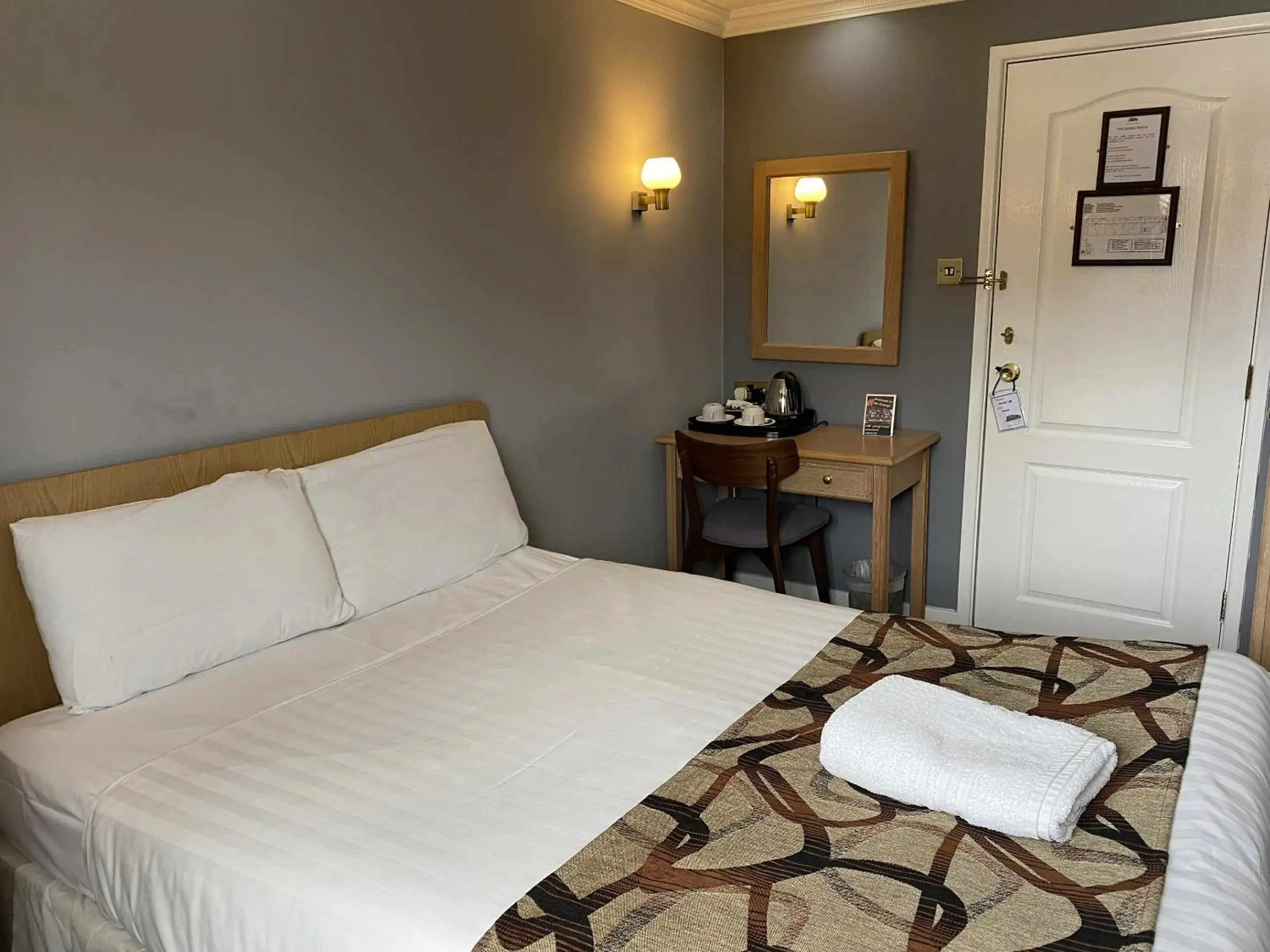 Economy Double Room in The George Hotel Pangbourne Economy Double Room in The George Hotel Pangbourne