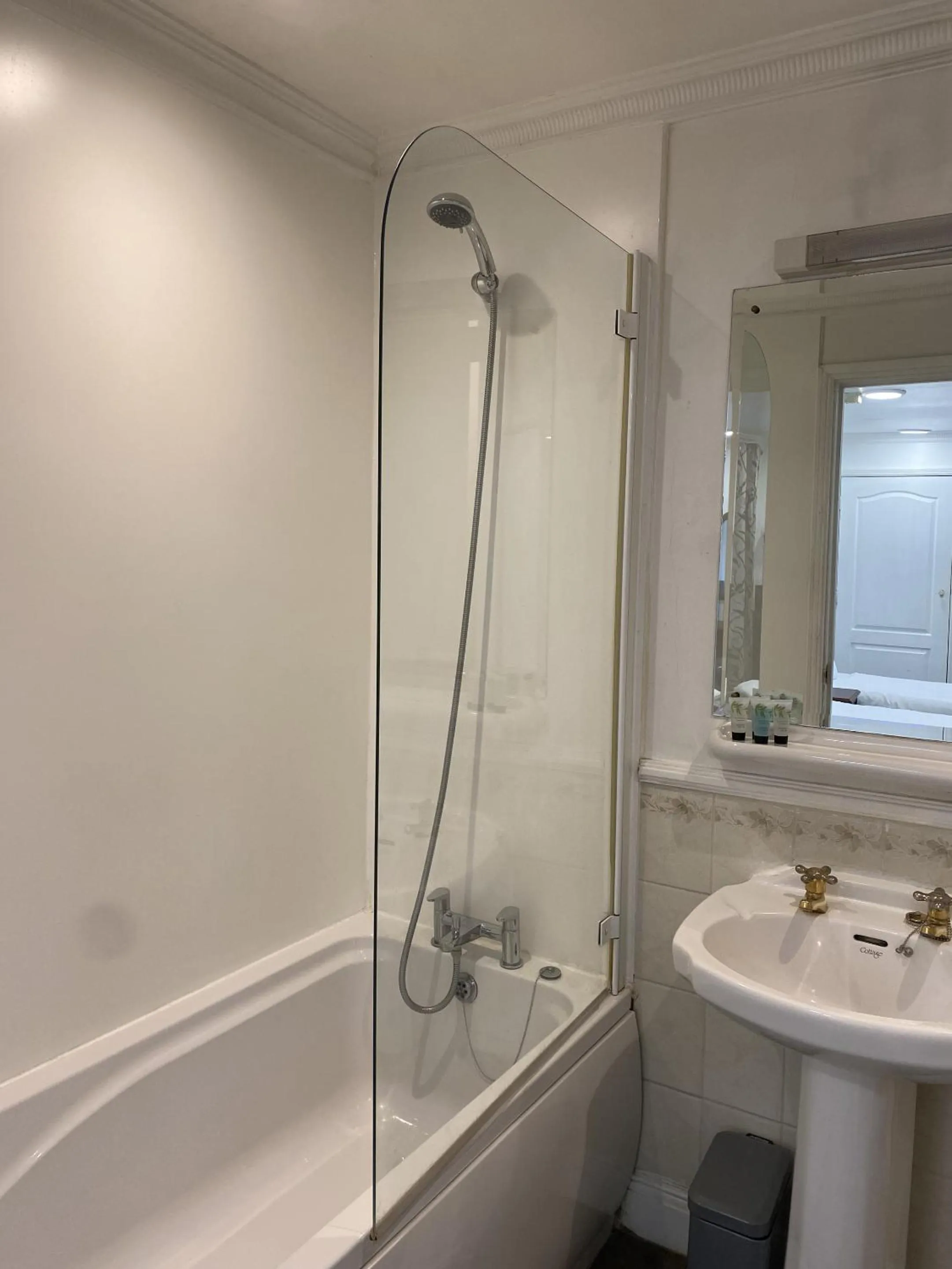 Bathroom in The George Hotel Pangbourne