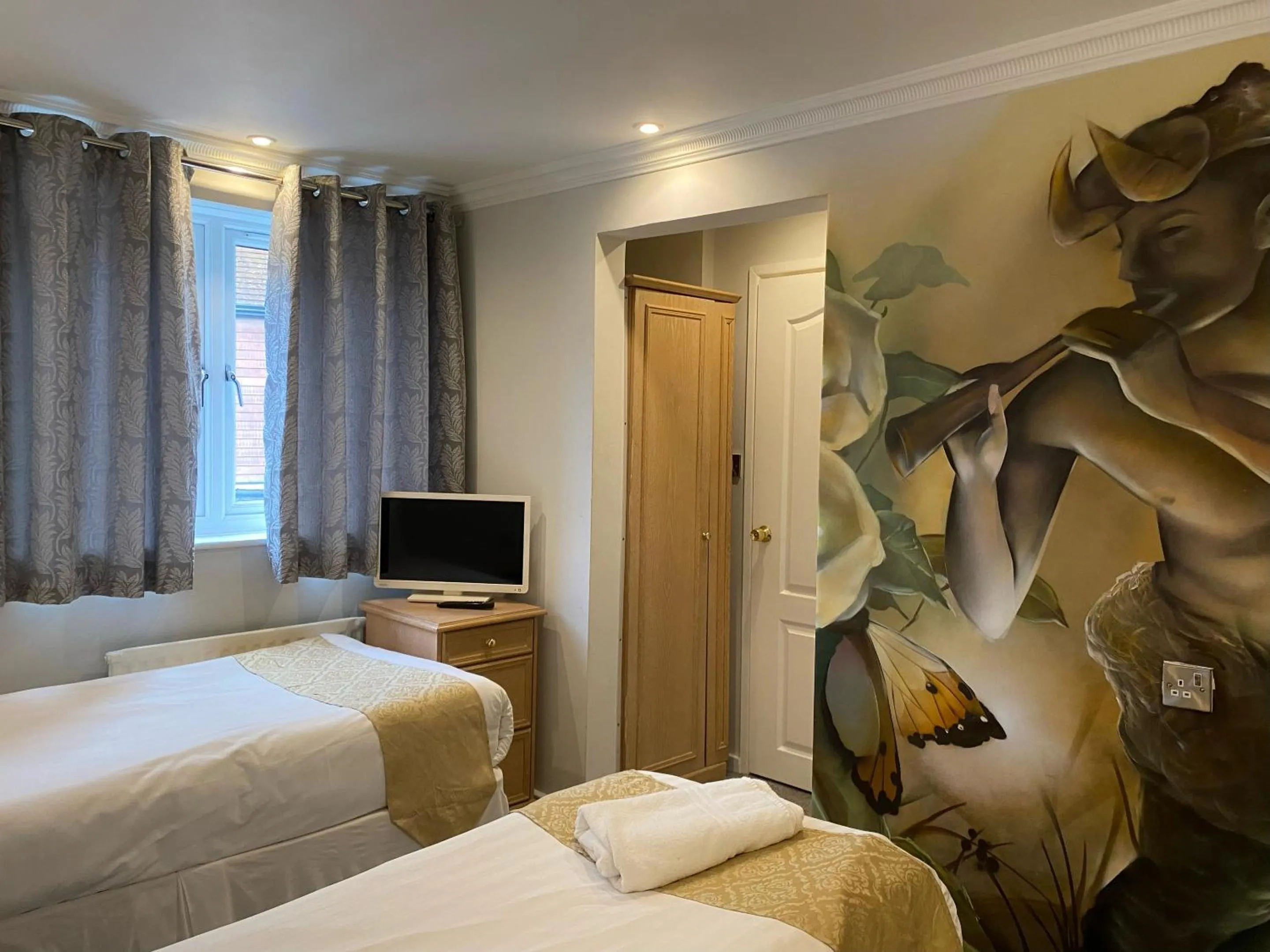 Bedroom, Bed in The George Hotel Pangbourne