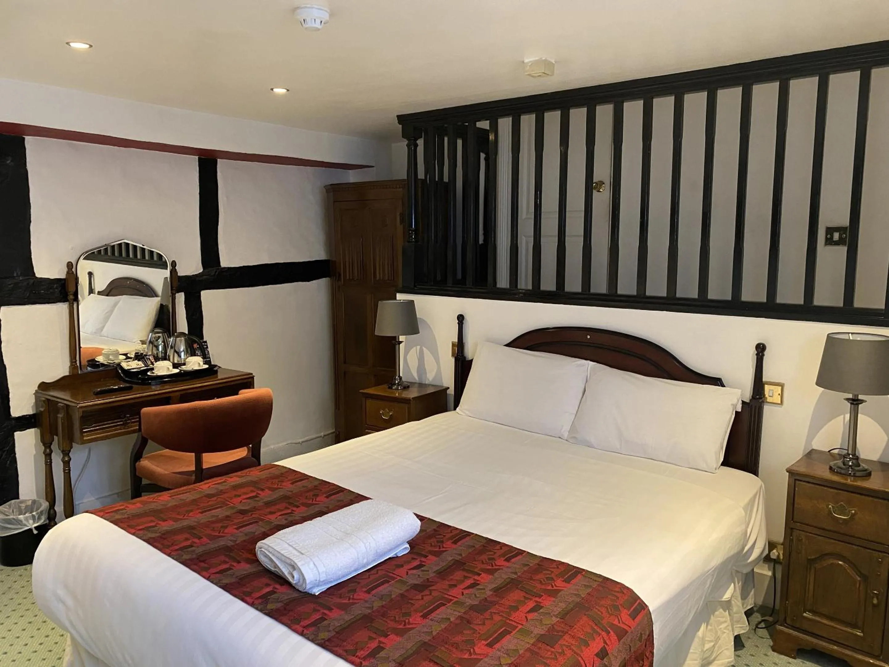 Bedroom, Bed in The George Hotel Pangbourne