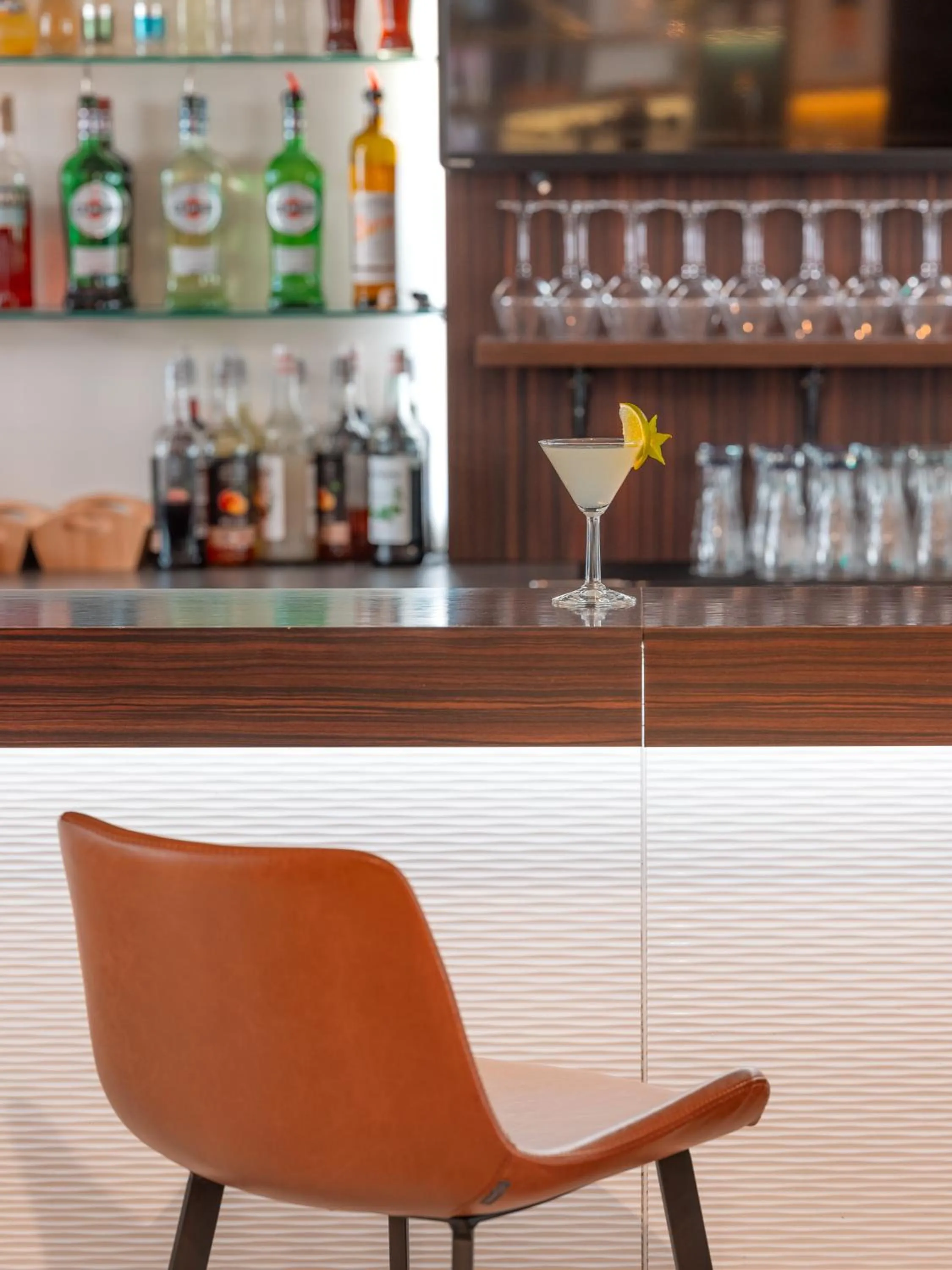 Lounge or bar in Holiday Inn Toulouse Airport by IHG