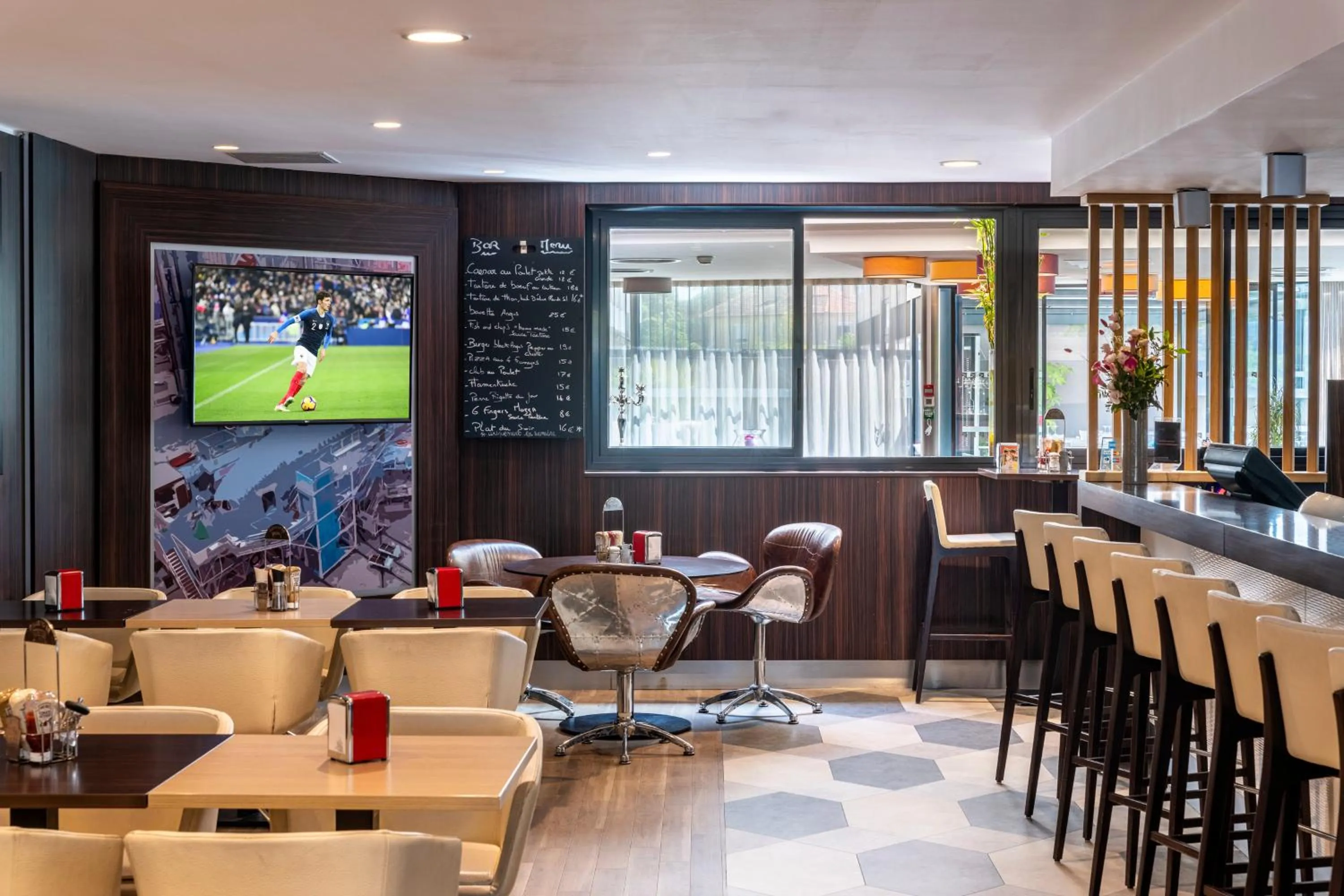 Lounge or bar in Holiday Inn Toulouse Airport by IHG