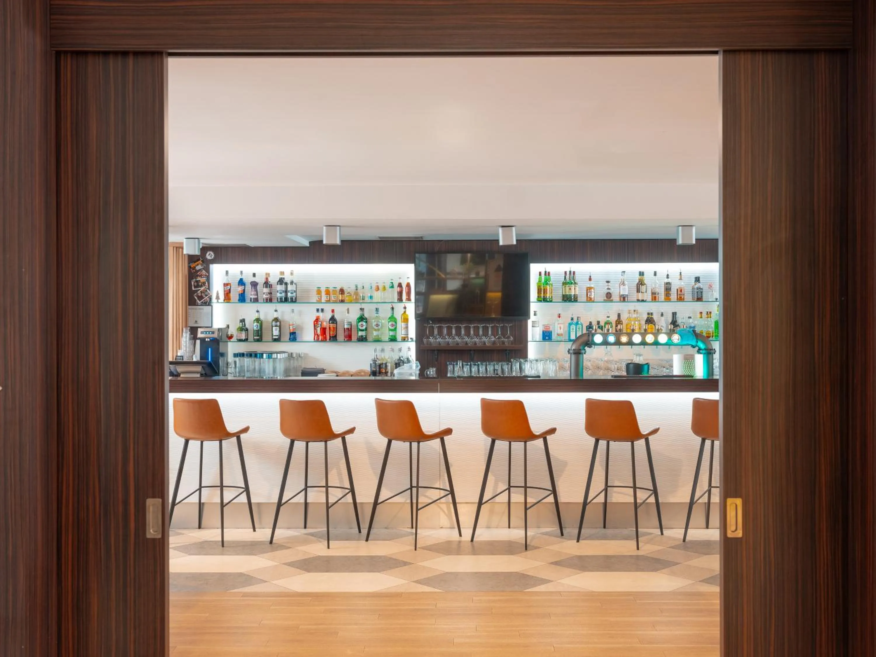 Lounge or bar in Holiday Inn Toulouse Airport by IHG