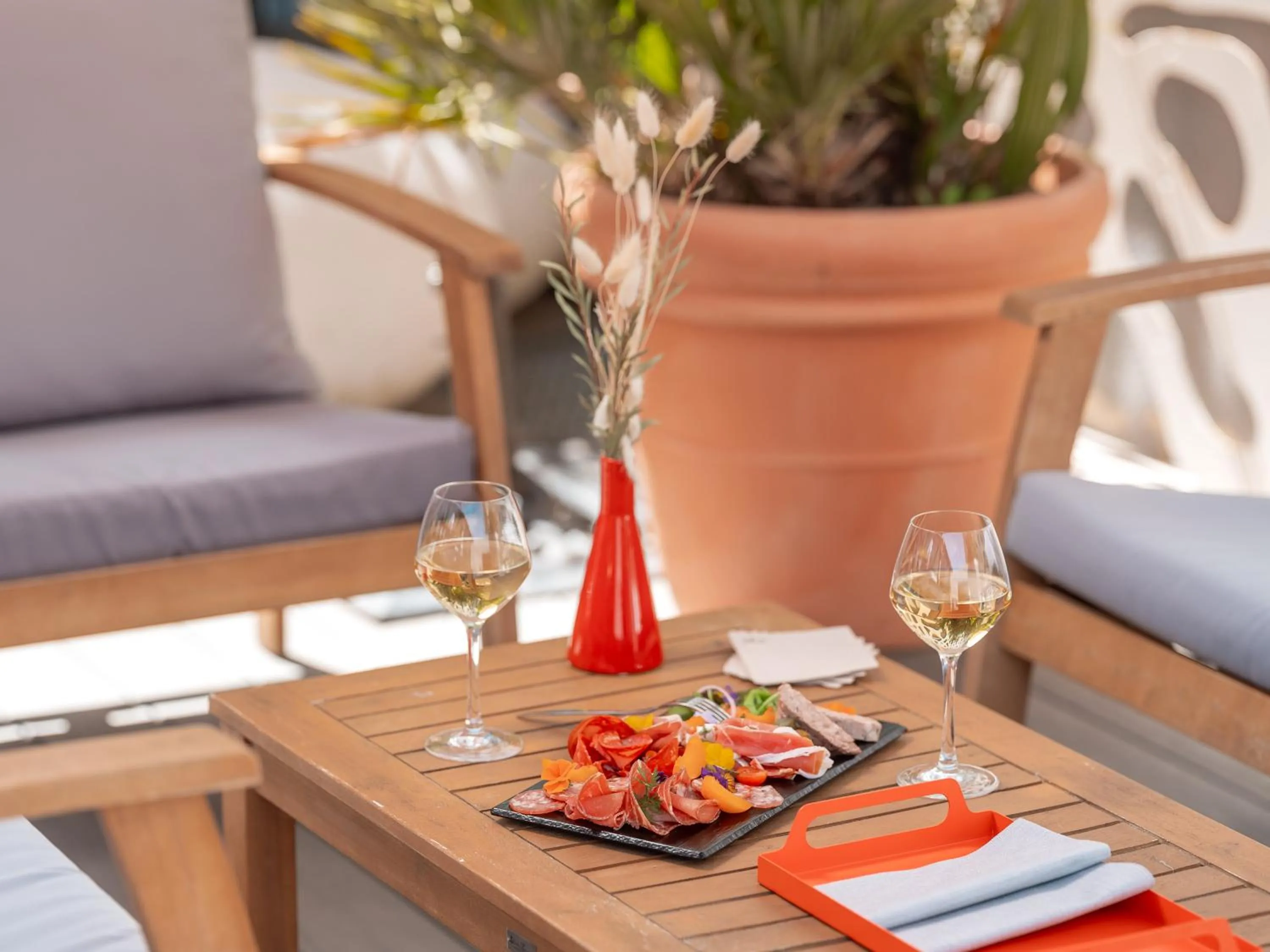 Lounge or bar in Holiday Inn Toulouse Airport by IHG