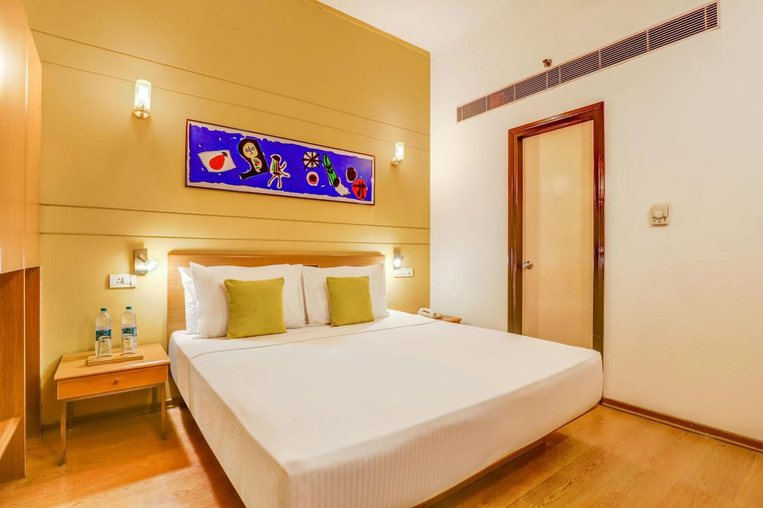 Bed in Lemon Tree Hotel, East Delhi Mall, Kaushambi
